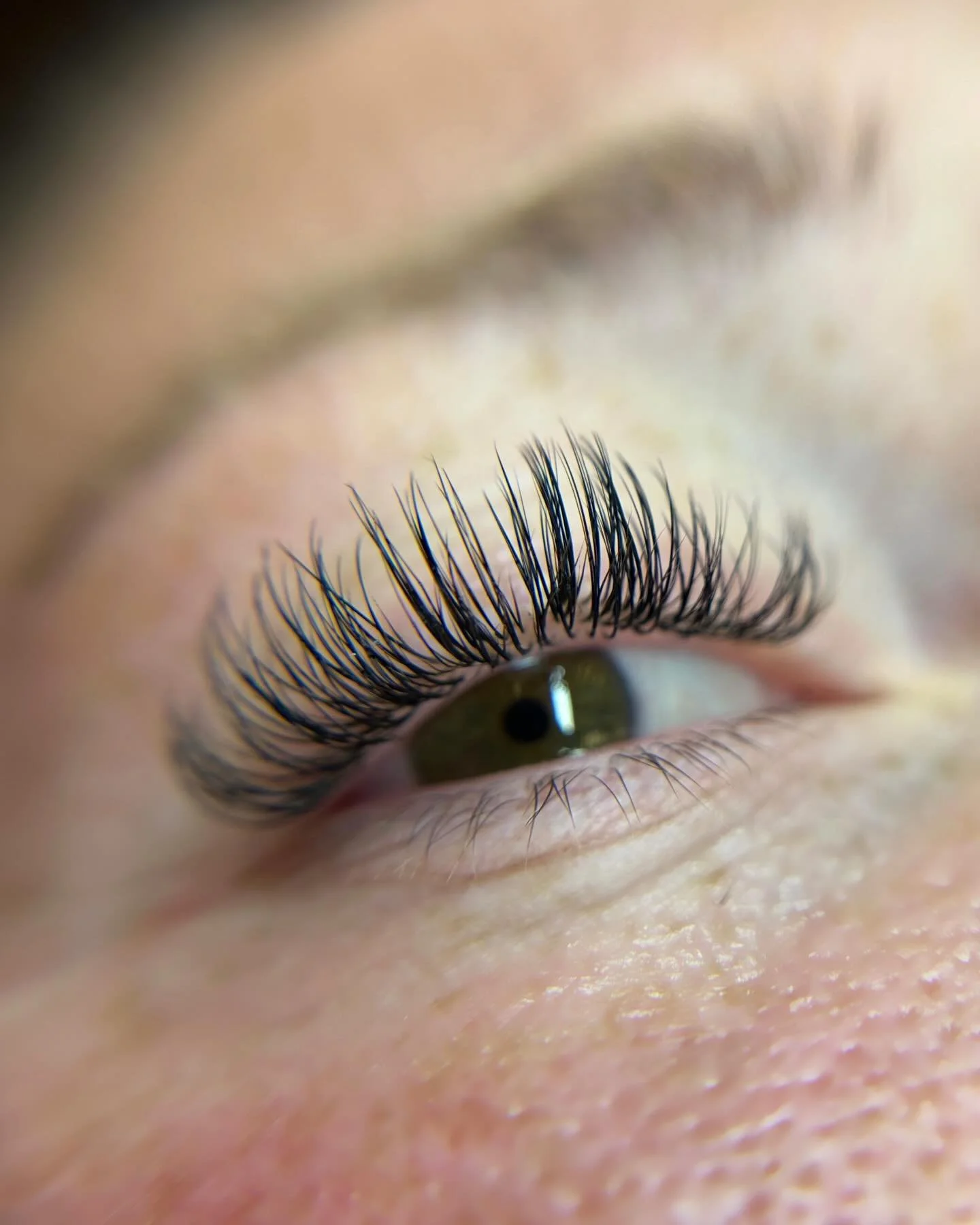 another angle of ellie&rsquo;s gorg wetlook lashes💖