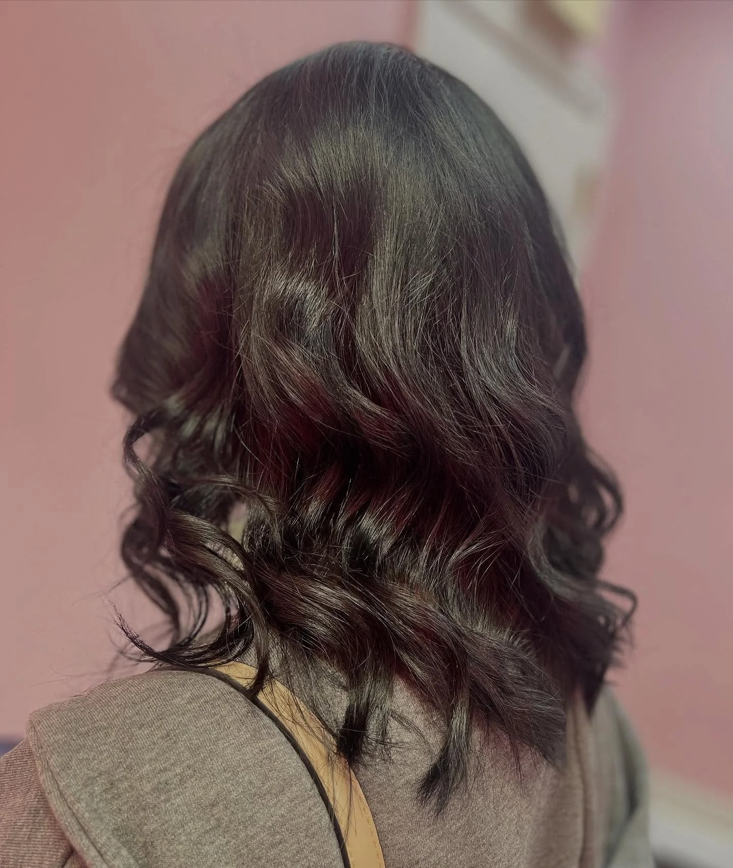 Dark and shiny hair, just in time for spooky season👻🕸️

#fairportstylist #perinton #spookyseason #rochesterny #shinyhair