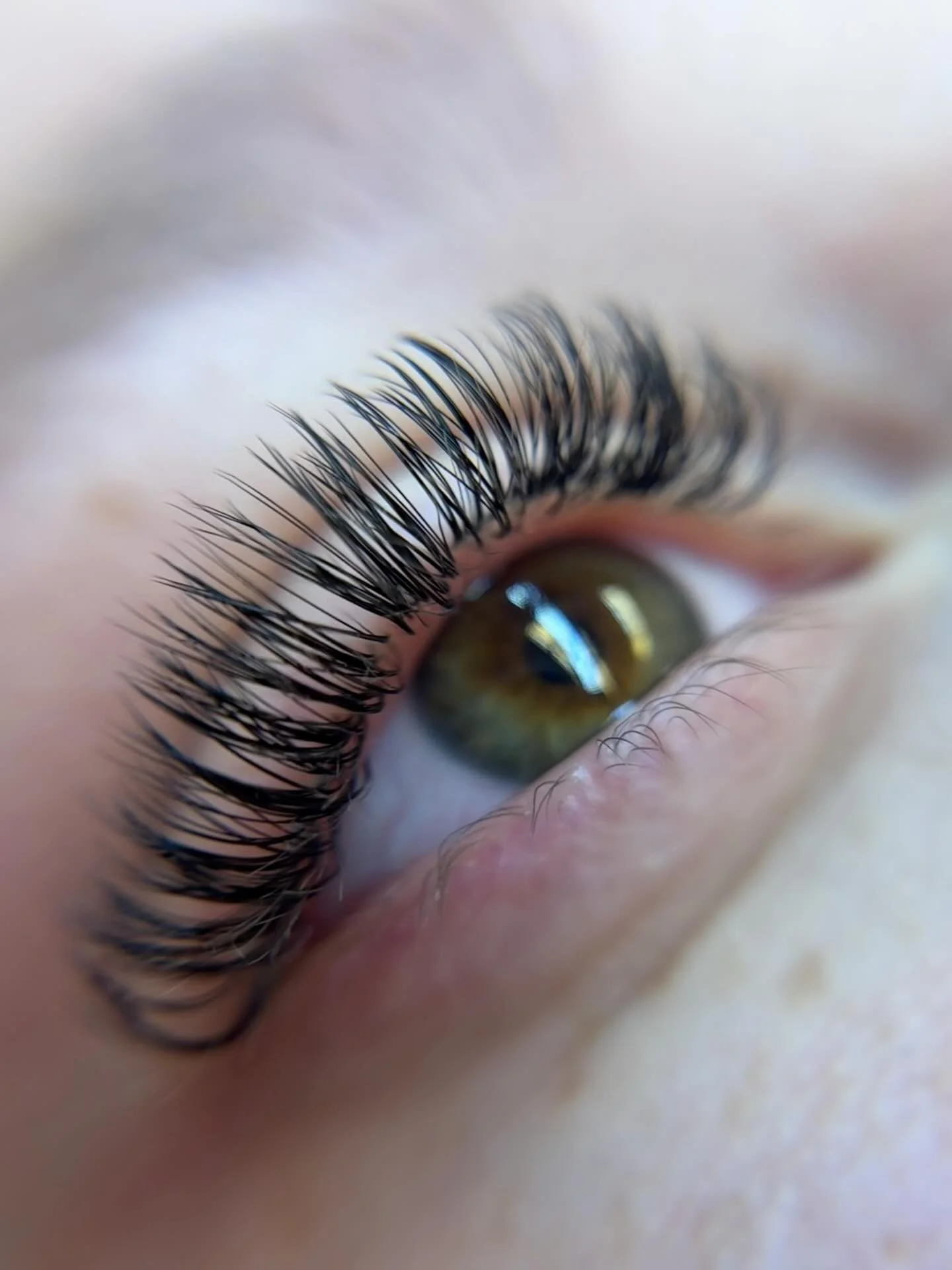 oh my&hellip;how pretty☺️
I absolutely love a natural wet look!!
-
this set was created using closed fans following her natural lash pattern which gives the wispy look!
-
#lashlifebyjules #wispylashes #wetlooklashes #rochesterlashsalon