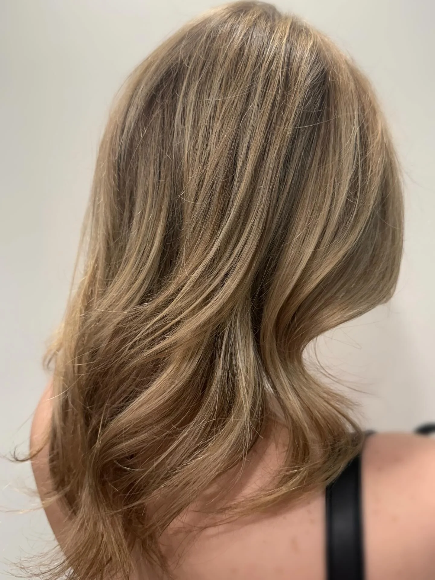 ILOVEITILOVEITILOVEIT🥰
-
needed something more natural and blended!
-
#blendedblonde #platinumsalon #highlightlowlight