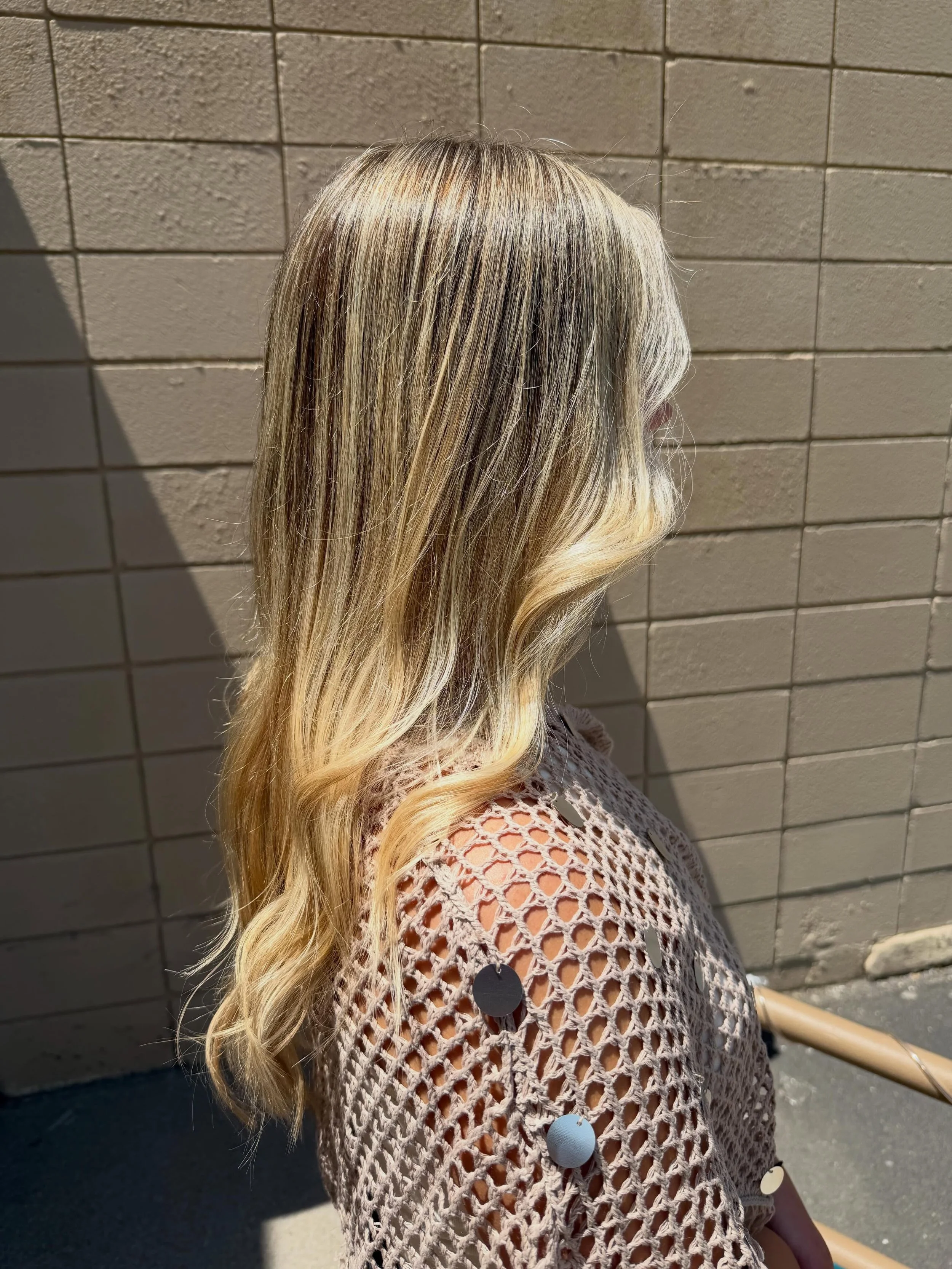 🤍 Keeping it bright while maintaining depth and dimension ✨ Obsessed with this blonde refresh! 

#perintonsalon #fairportsalon #rocstylist #highlights #longhair