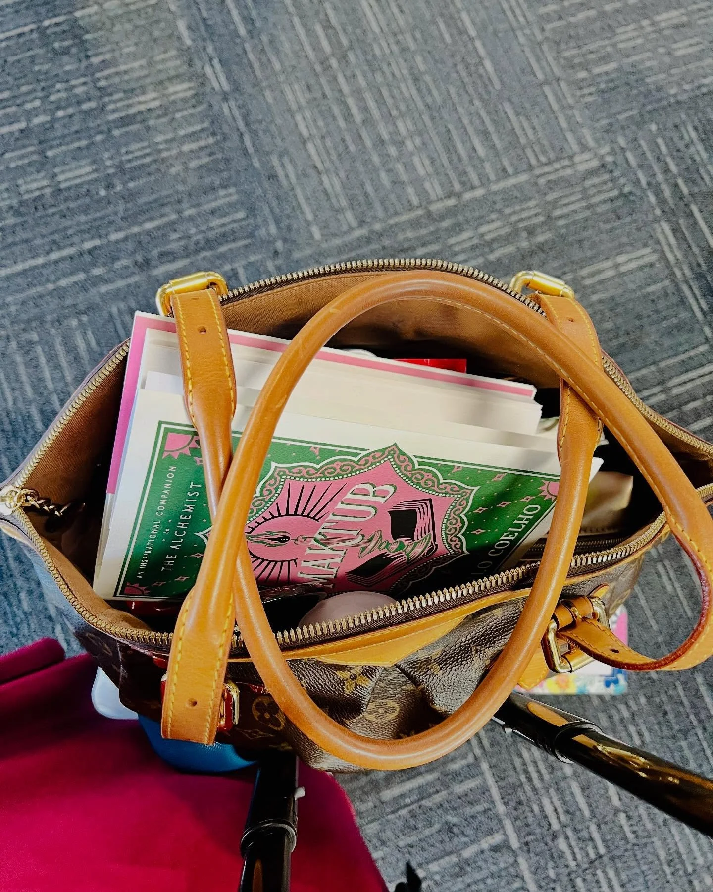 she gone ✌🏽✈️&hearts;️ 
#homecoming #wakeprayslay 📚#chaptersandcake 🎂🎉