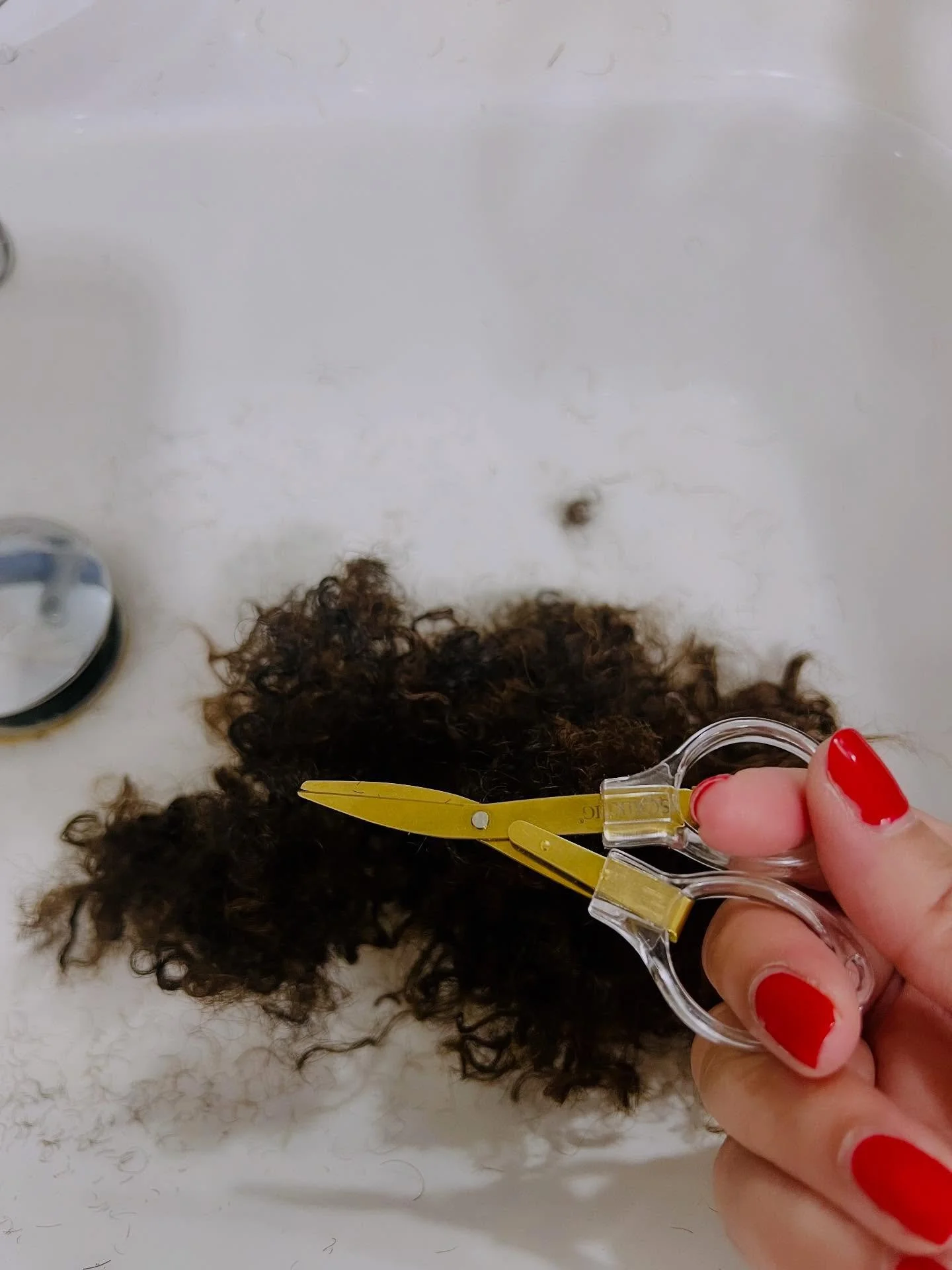 a play in 3 pics 🎭
because sometimes
✨most times✨
healing requires letting go 
anything you need to let go of today? 
(could be physical, emotional, spiritual, mental or political even) 🤔&hearts;️

#growth #hair #haircut #wisdom #release #healing #