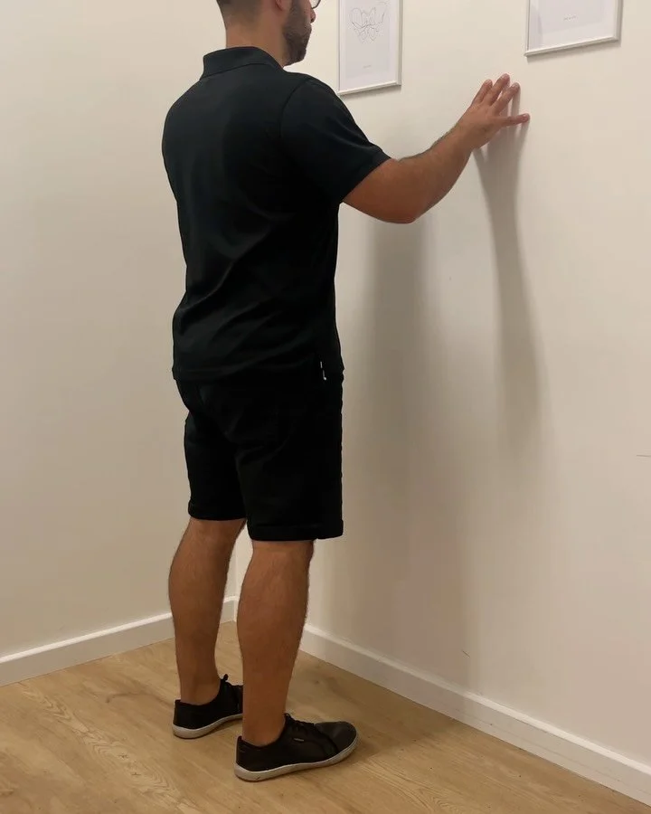 Did you know prehab before a Total Knee Replacement matters?
Stronger muscles going into surgery often = better outcomes coming out.
Here are 5 simple exercises we commonly use to prepare the body for a Total Knee Replacement (TKR).

Always perform e