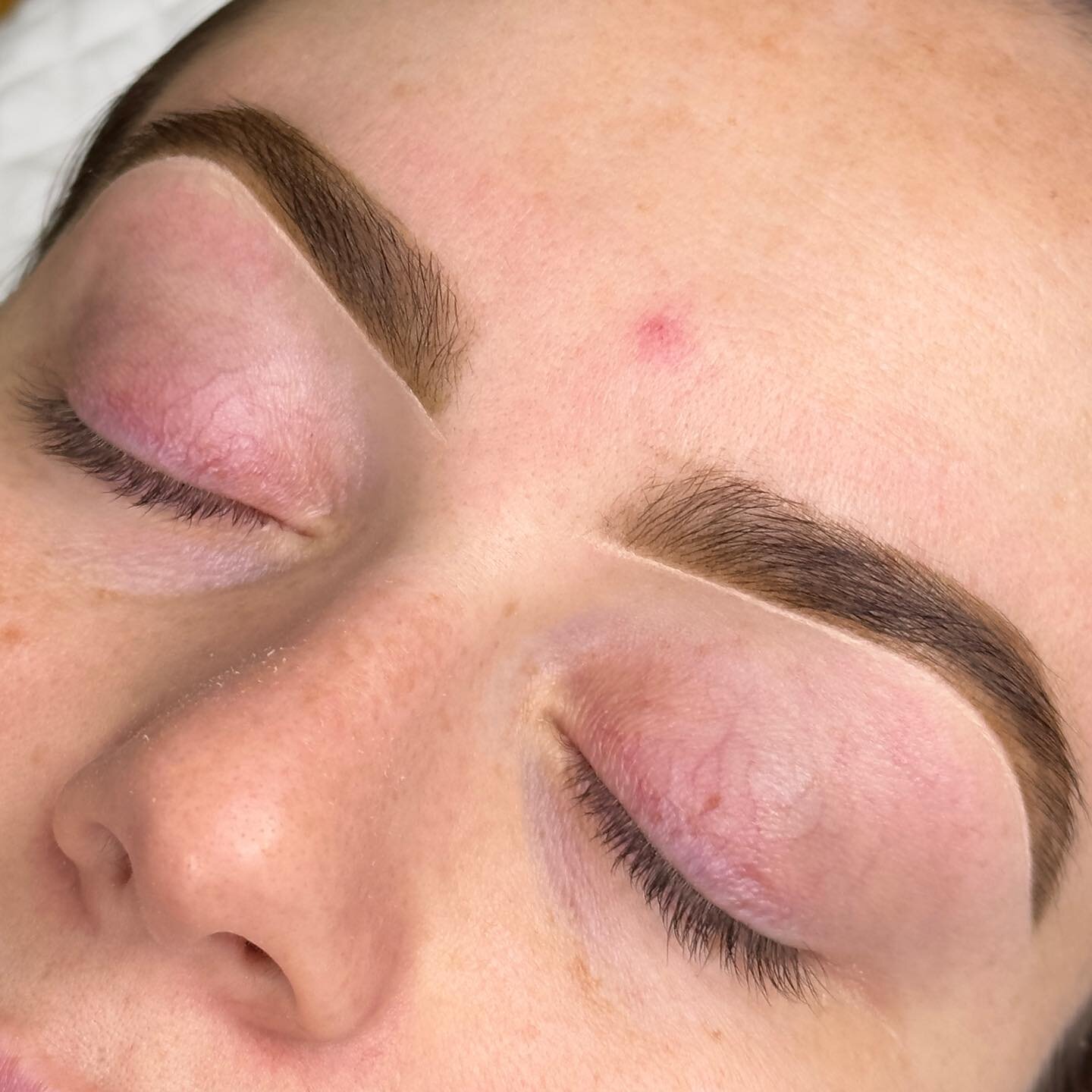 Brow Sculpt &amp; Dye 🧚&zwj;♀️ 

Limited appointments remaining this week. BOOK ONLINE 👩🏻&zwj;💻
.
.
.
#brisbanebrows #hybridbrows #browsculpting #browsbrisbane #brisbanebrowartist #brisbanebrowspecialist #naturalbrowshaping #greenslopes #brisbane
