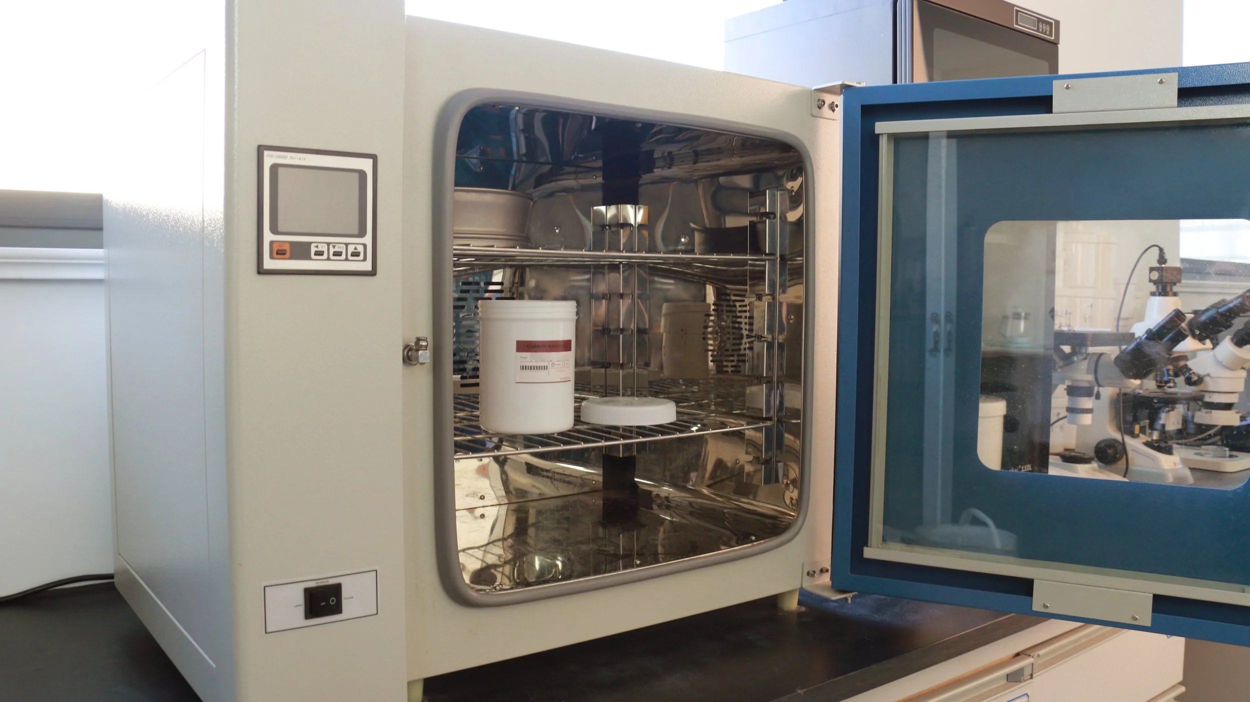 Contenant d’échantillon étiqueté placé à l’intérieur d’un équipement de laboratoire EverDear lors du processus de création d’un diamant commémoratif.