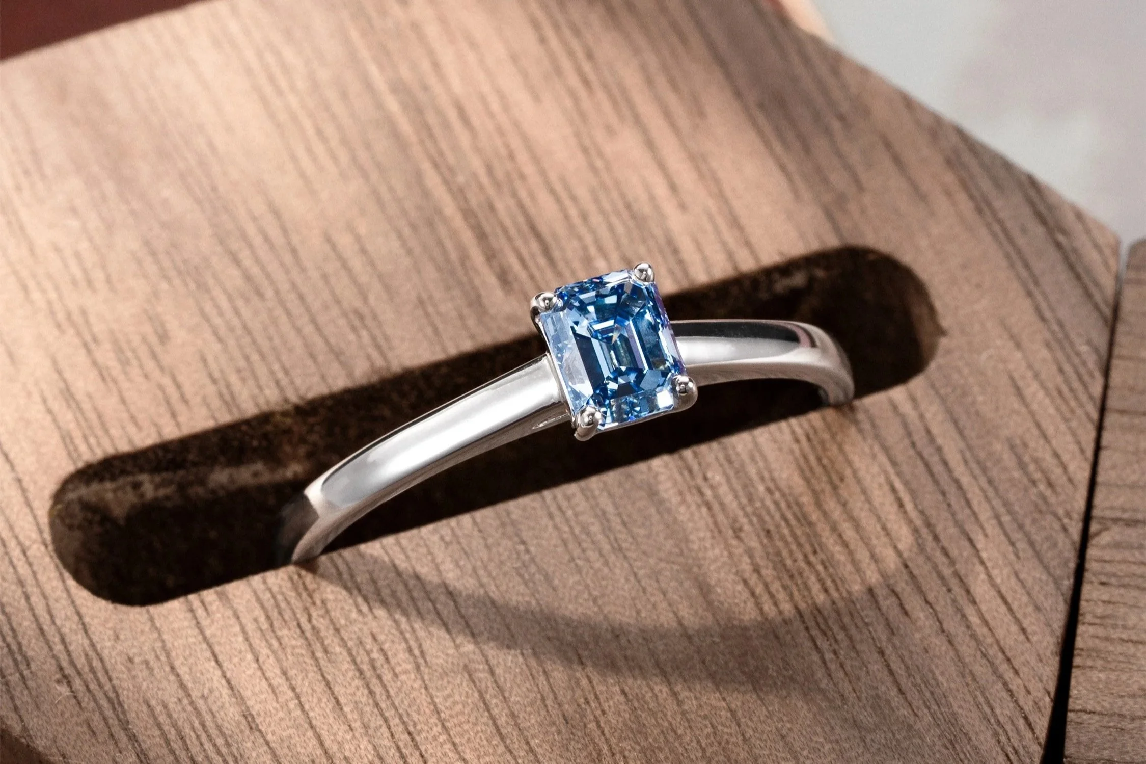 Bague en diamant sertie à griffes, fabriquée à partir de cendres ou de cheveux