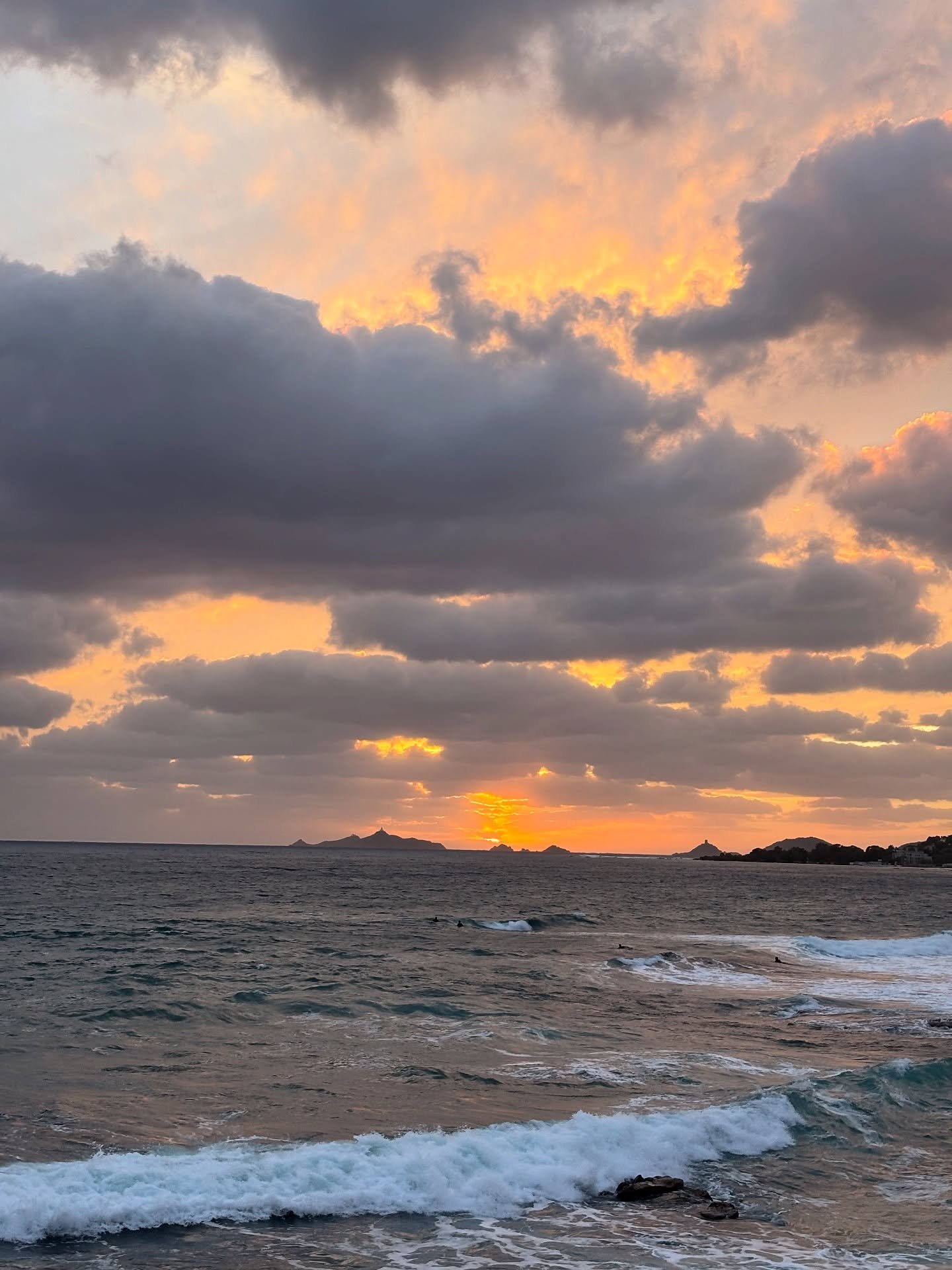 Octobre en vrac 🍁

De jolies vacances en Corse o&ugrave; on a finalement trouv&eacute; un peu de soleil, &ccedil;a fait tellement de bien avant d&rsquo;entrer dans l&rsquo;hiver. Beaucoup de cartons &agrave; d&eacute;baller pour le studio de St Germ