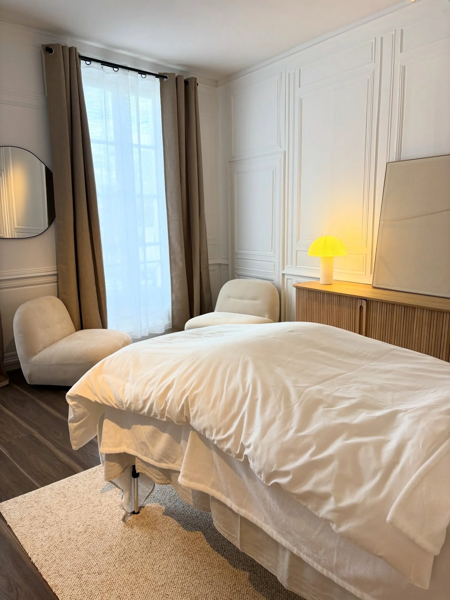 Bienvenue &agrave; St Germain en Laye 🤍
Un petit aper&ccedil;u de l&rsquo;ambiance que vous trouverez ici lors de notre rendez-vous. 

J&rsquo;ai pens&eacute; ce lieu comme un cocon de bien-&ecirc;tre apaisant. Confort, calme et volupt&eacute; ont &