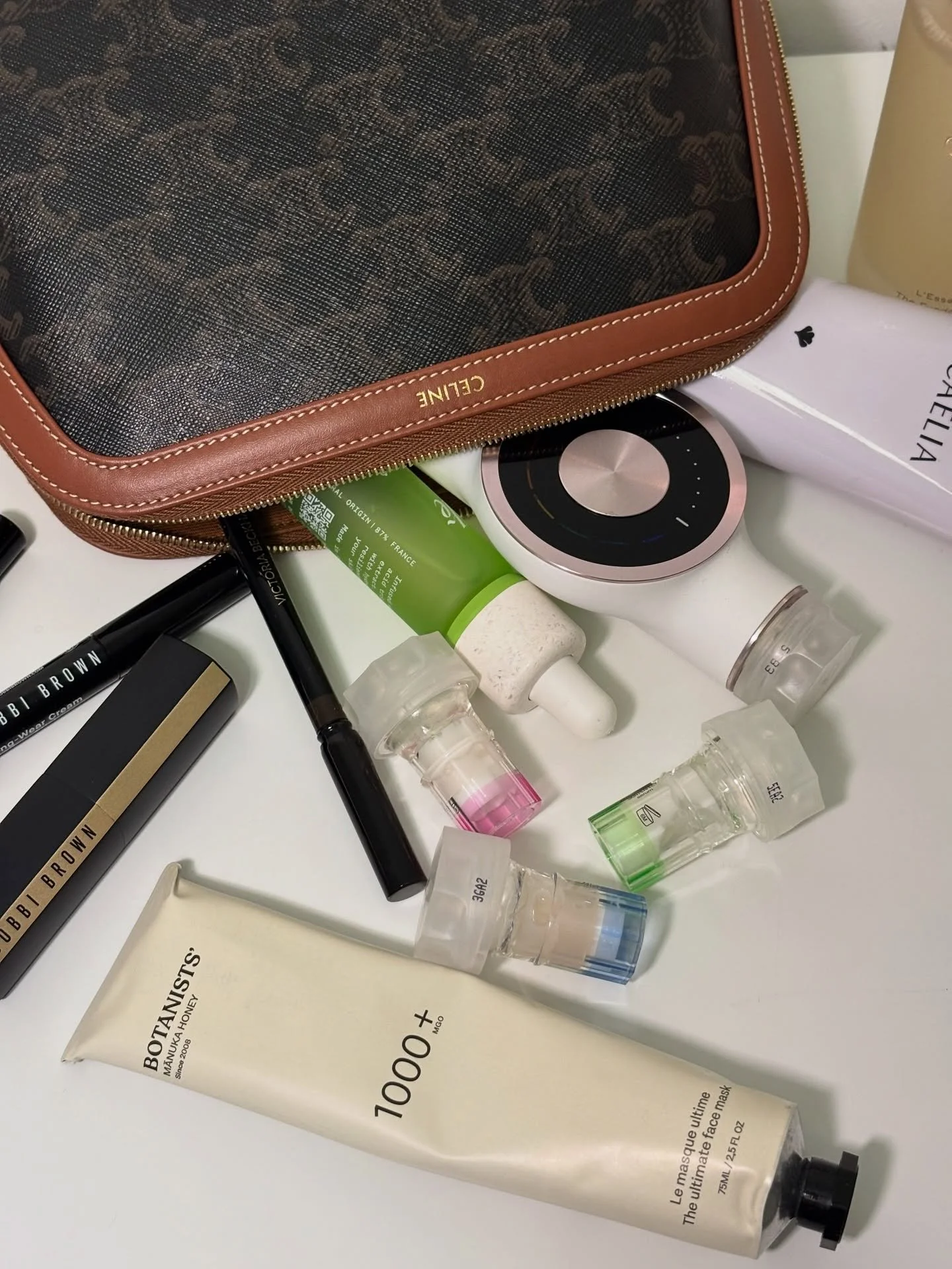 Les derni&egrave;res p&eacute;pites que j&rsquo;ai pu tester qui ont rejoint ma routine et qui m&eacute;ritaient leur place ici :

- le s&eacute;rum hydratant @ule.beauty , une vraie bombe d&rsquo;hydratation. Parfait pour ma peau durant la p&eacute;