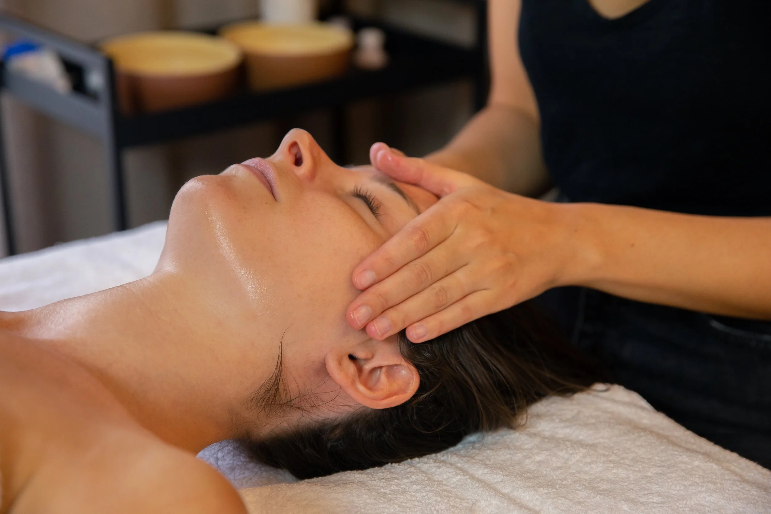 Drainage lymphatique du visage : bienfaits, gestes et erreurs à éviter