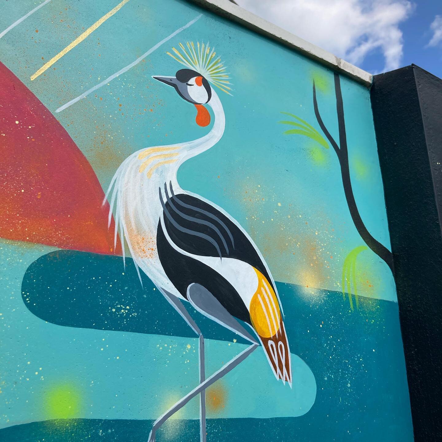 Couple of detail snaps from todays progress. It&rsquo;s nearly there now, just a few little finishing touches tomorrow 🖌️ 

#outdoormural #gardenmural #gardenart #gardenanimals #tropicalgarden #femalemuralist #paintingoutdoors #outdoorart #commercia