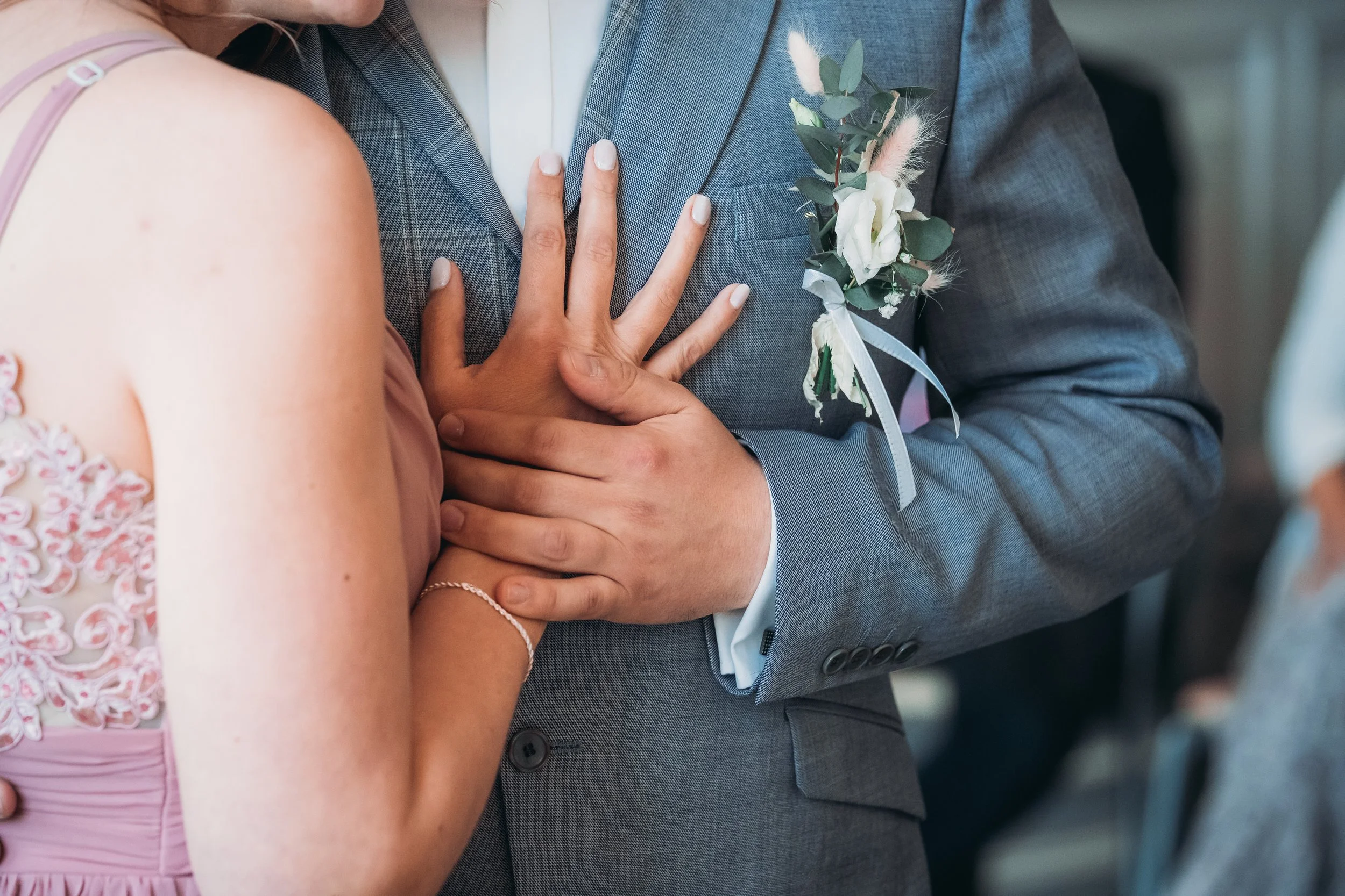 Brautpaar hält während der Trauung innig die Hände