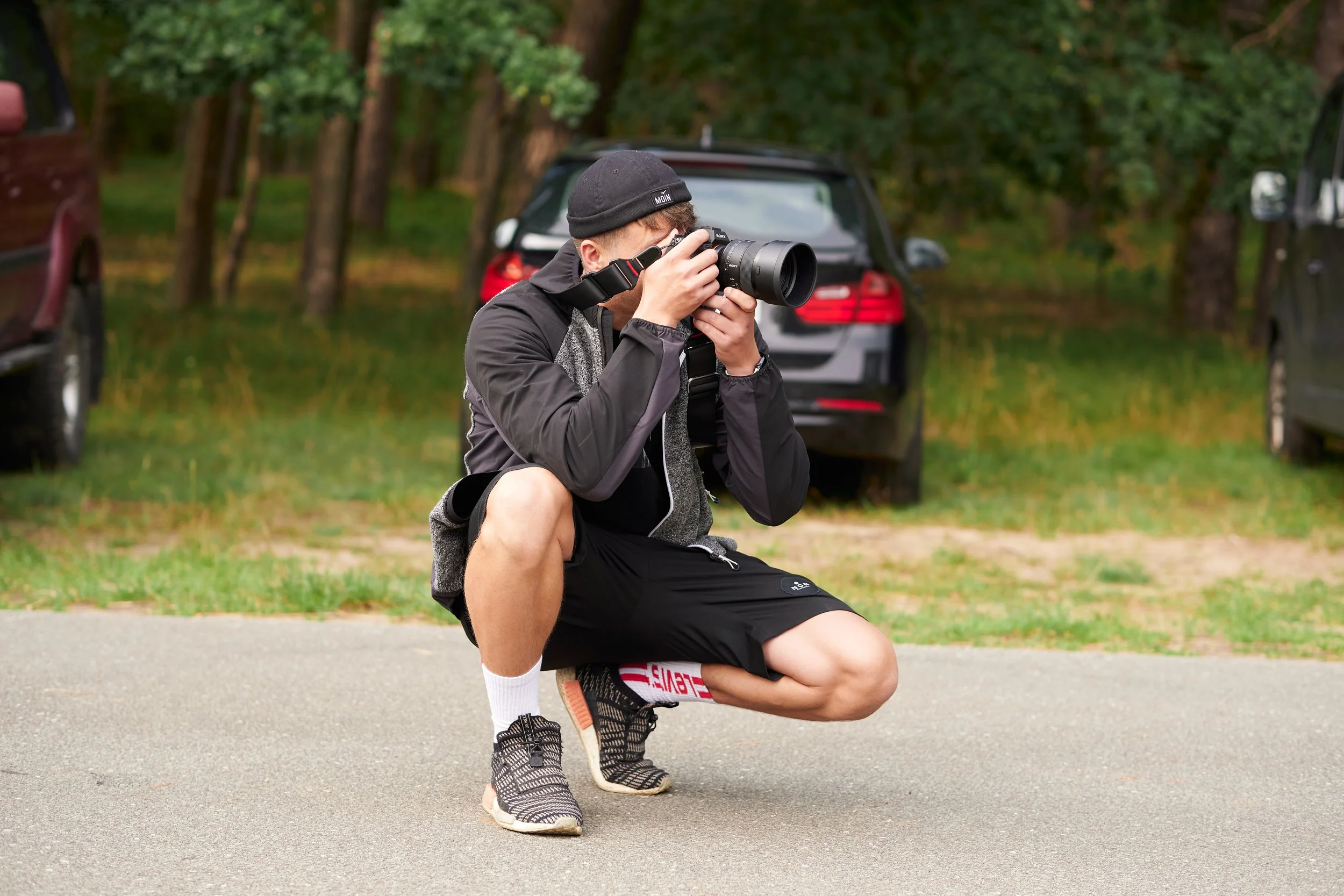 Fotograf während der Arbeit mit der Kamera im Anschlag