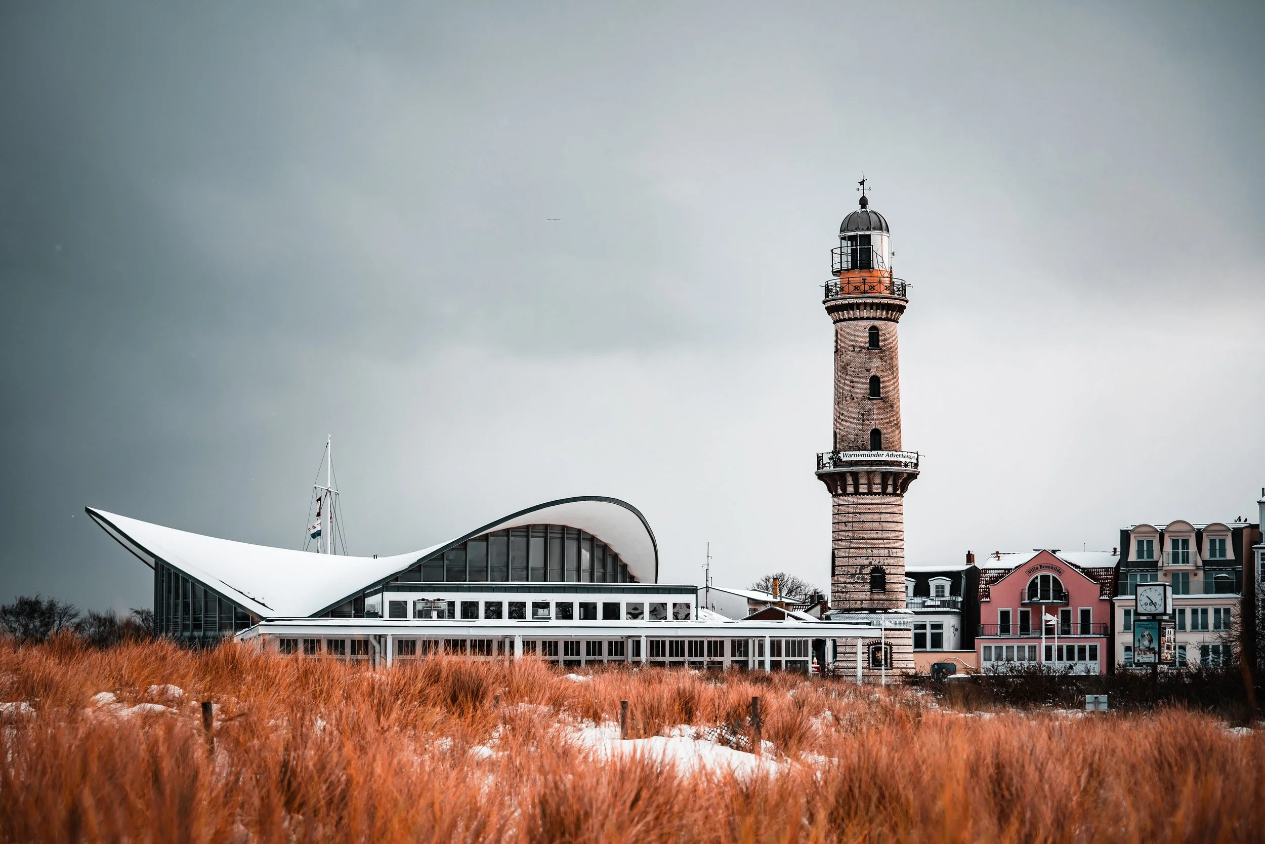 Architekturaufnahme mit Leuchtturm in ruhiger, dokumentarischer Stimmung, Teepott Warnemünde
