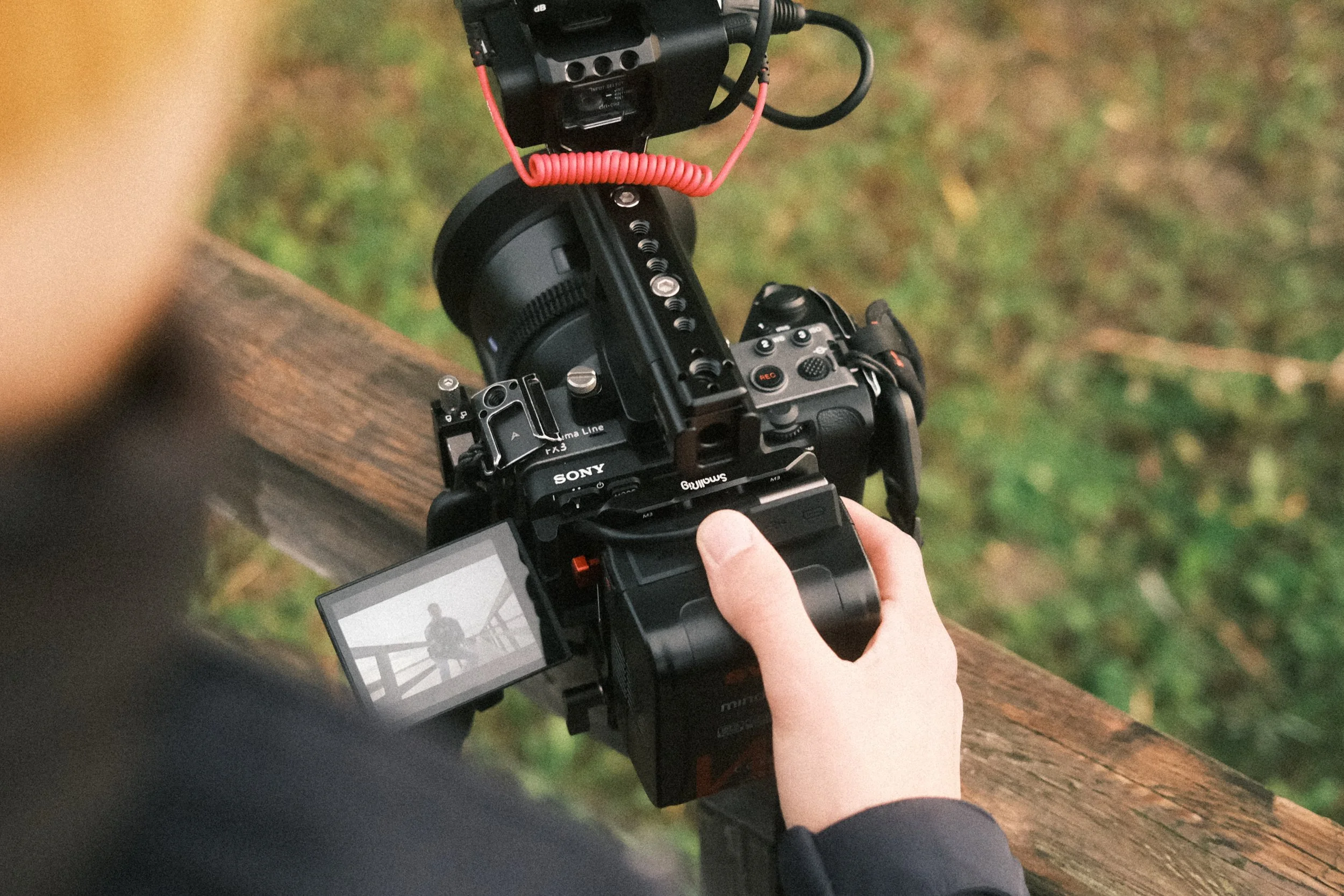 Dokumentarische Begleitung mit Kamera während einer Reportage im Raum Schwerin – ruhiger Arbeitsmoment aus der Perspektive des Fotografen
