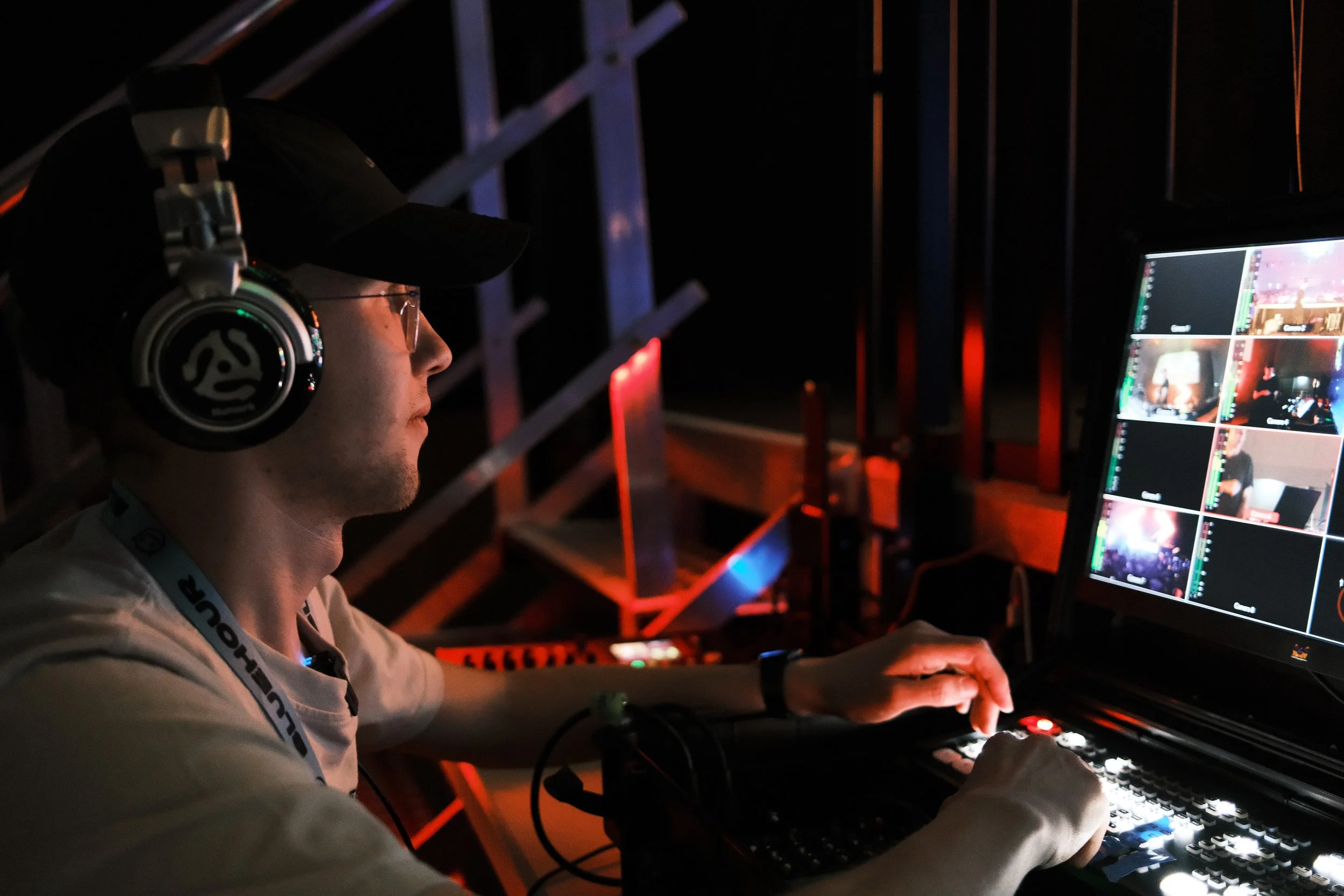 Blick hinter die Kulissen einer Live-Produktion – konzentrierte Arbeit an Technik und Bildregie in dokumentarischer Atmosphäre