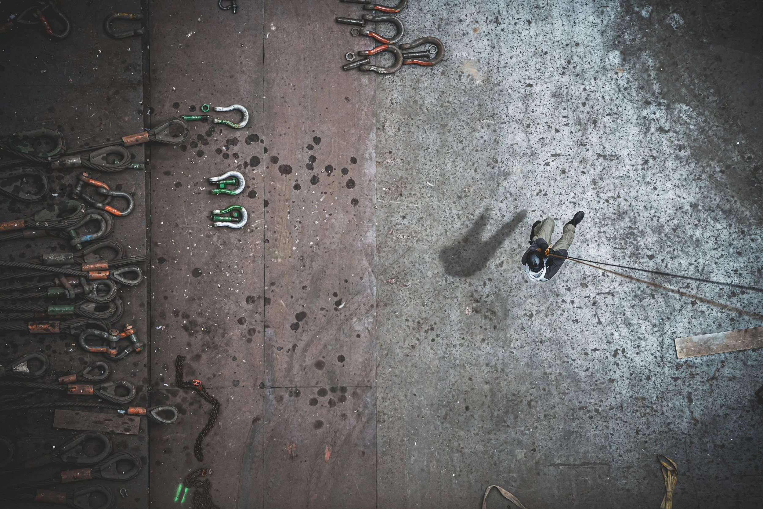 Mann beim Abseilen in einer großen Lagerhalle