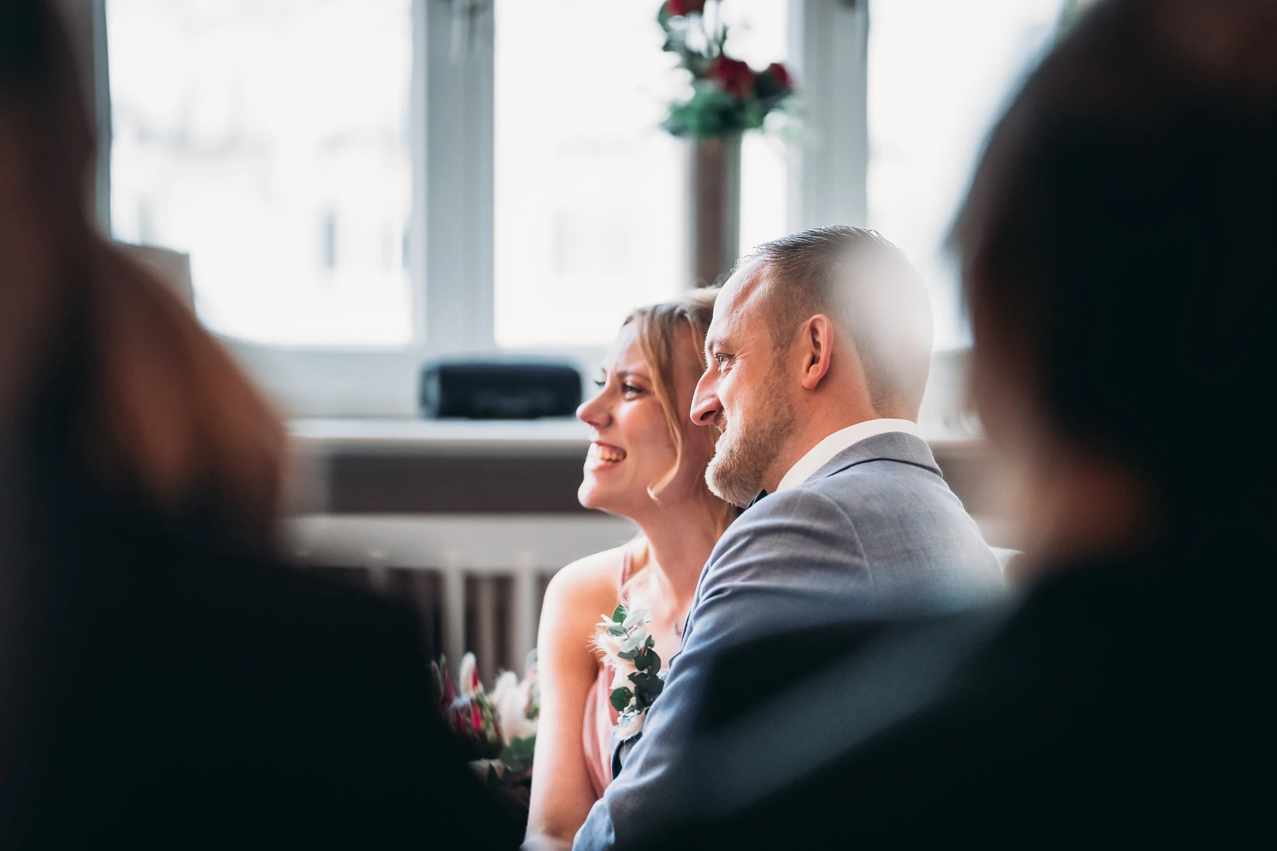 Brautpaar während der Trauung im Standesamt Schwerin