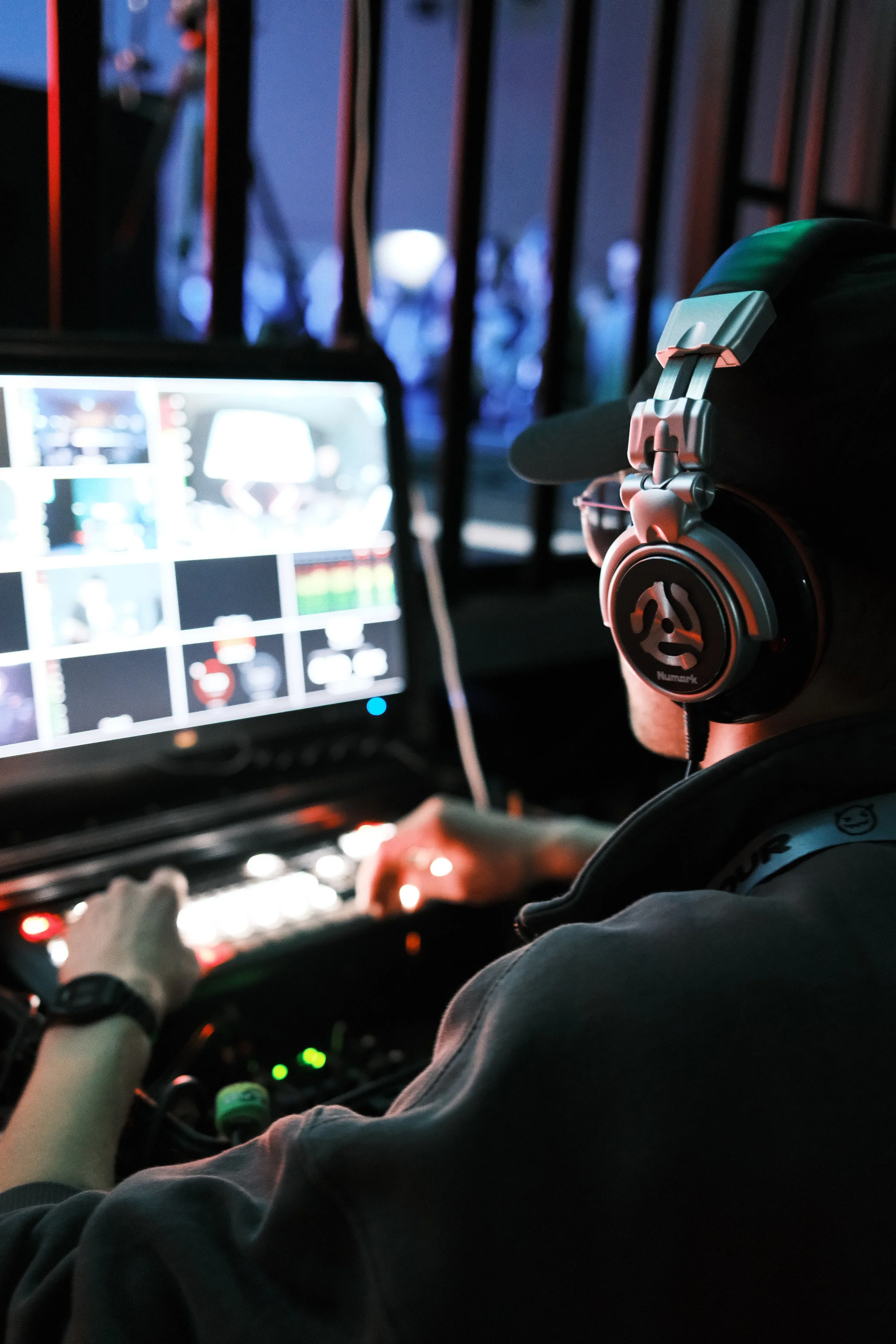 Ein Unternehmen während der Arbeit dokumentiert und mit der Kamera begleitet während eines Live Events während einer Live-Produktion, Blick über die Schulter