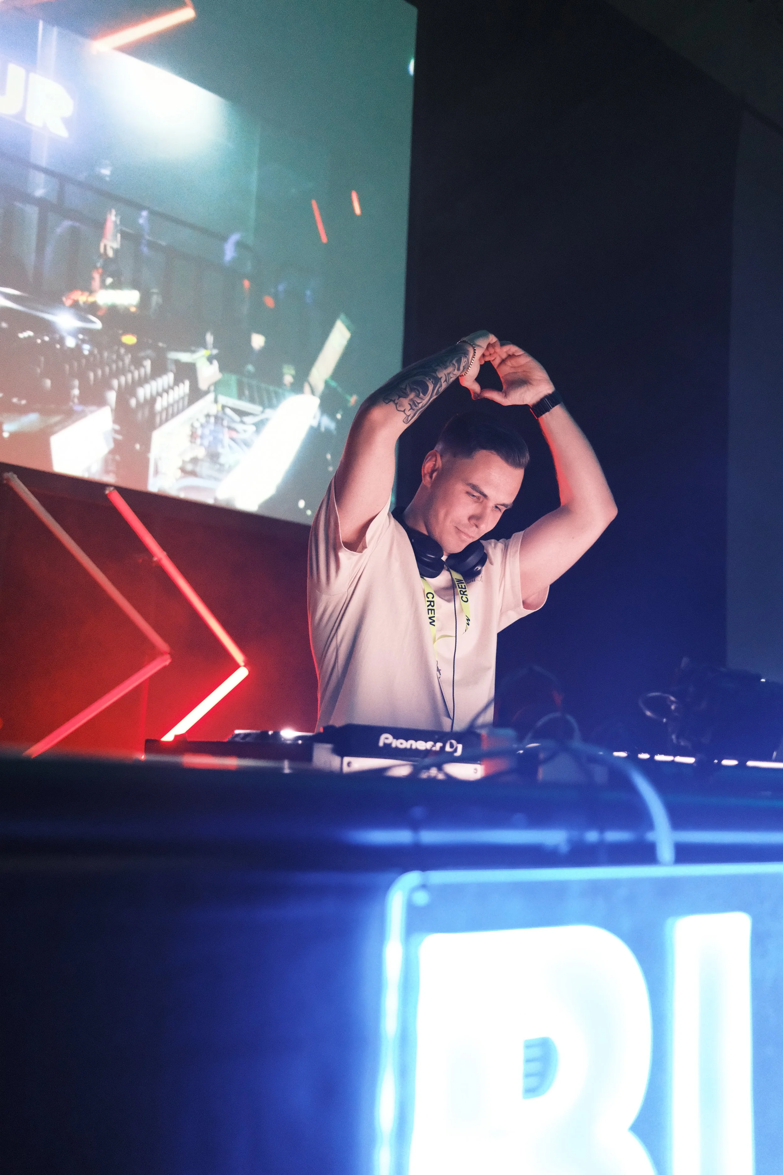 DJ während einer Veranstaltung am Mischpult 