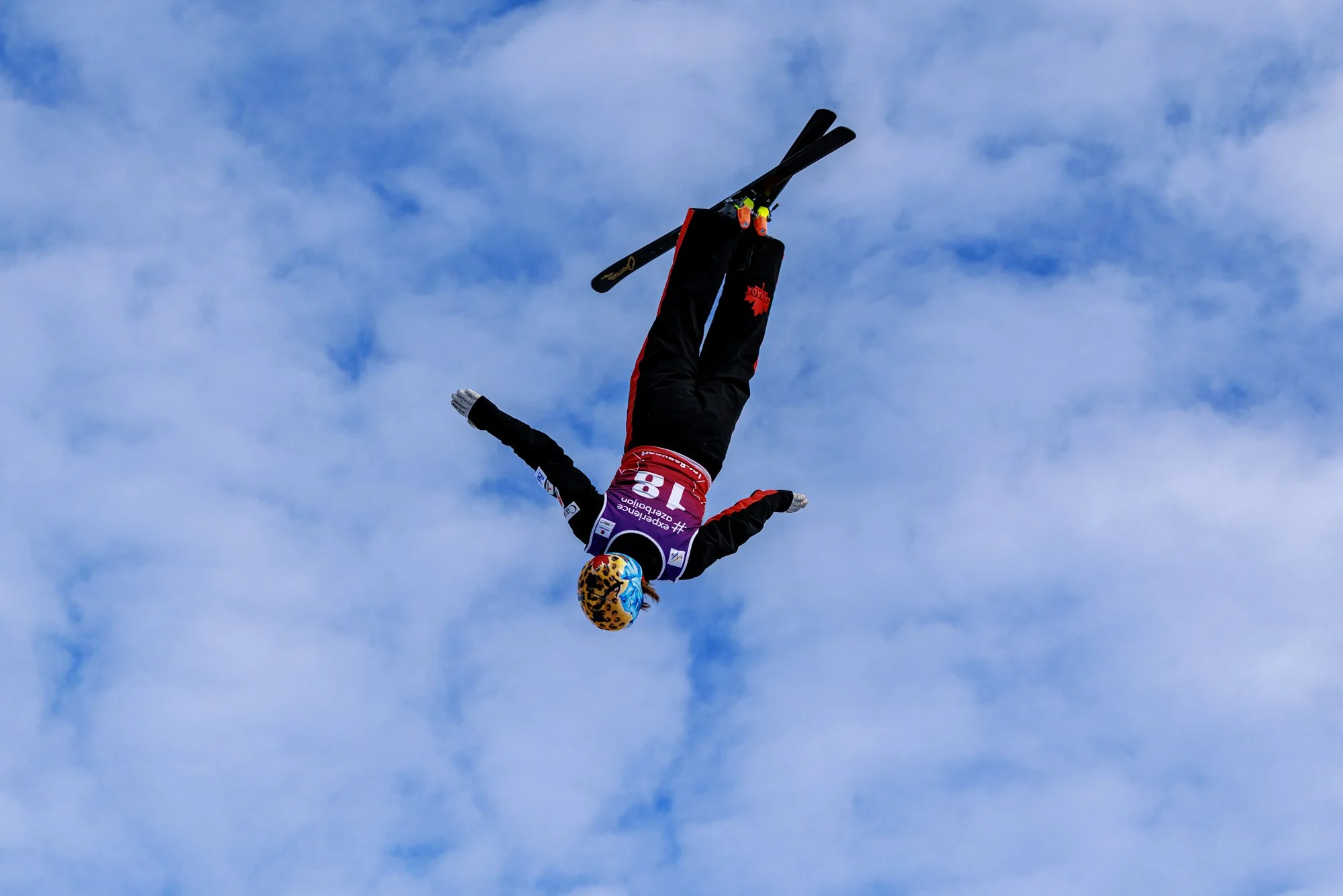Skieur effectuant un saut lors de la Coupe du monde de ski acrobatique au Relais de Lac-Beauport en 2026