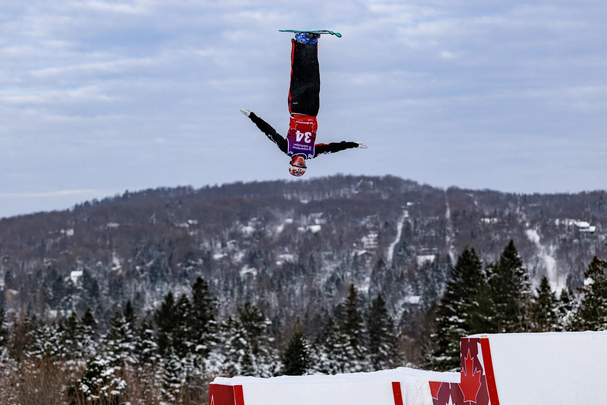 Skieur effectuant un saut lors de la Coupe du monde de ski acrobatique au Relais de Lac-Beauport en 2026