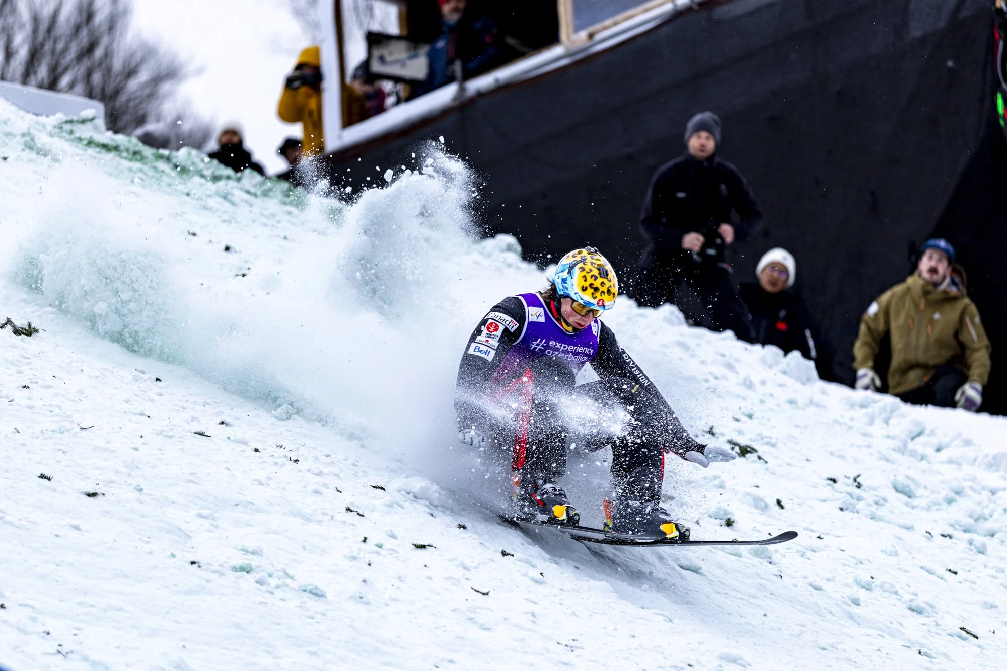 Athlète qui atterrit lors de la Coupe du monde de ski acrobatique au Relais de Lac-Beauport en 2026