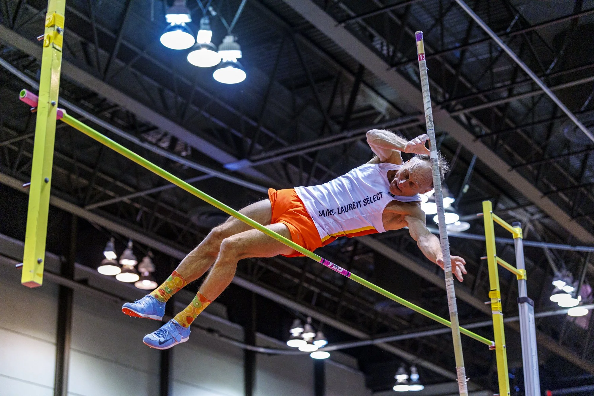 Athlète d'athlétisme au saut à la perche lors du Championnat québécois en salle 2026