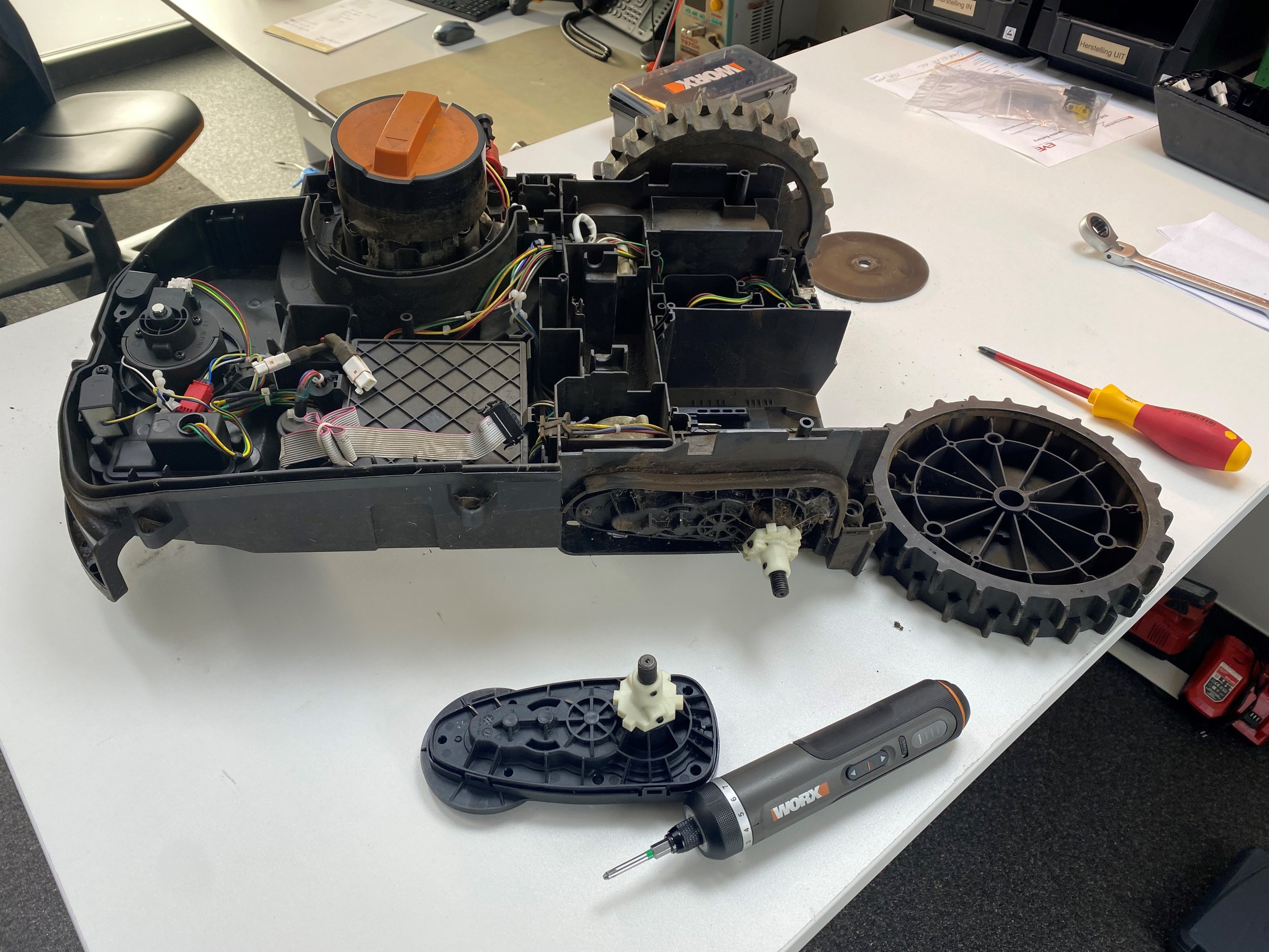 Herstellen en batterij vervangen van grasrobot Worx Bosch Robomow