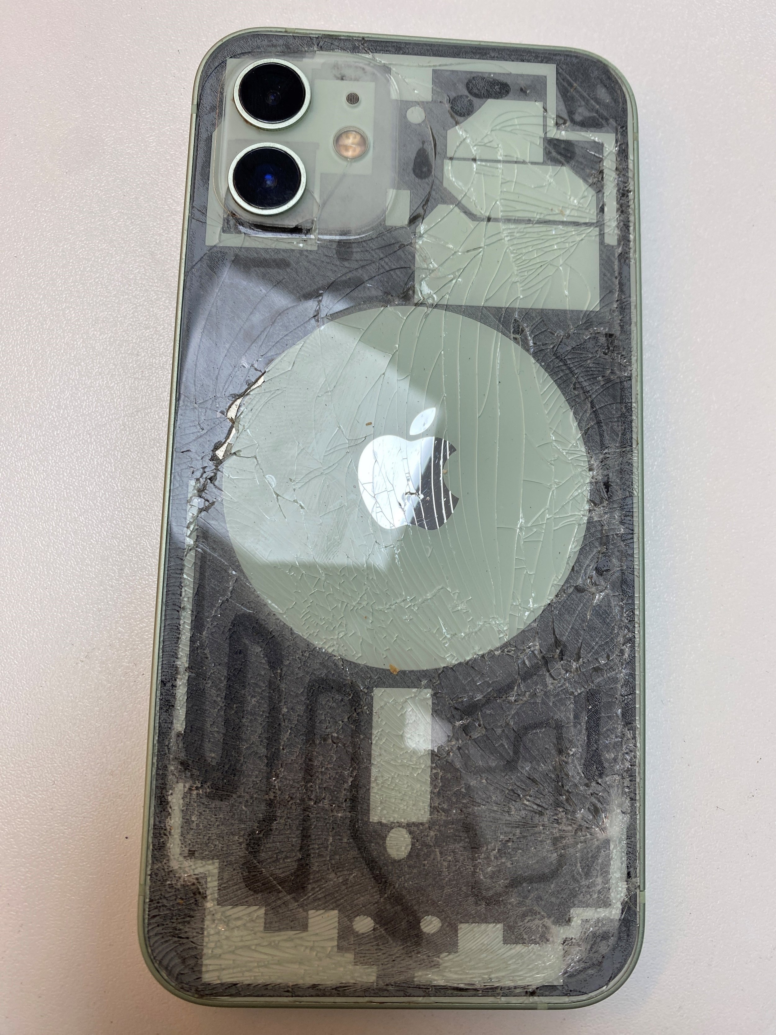 iPhone achterglas vervangen iPhone 12 tijdens (na verwerking met de laser)