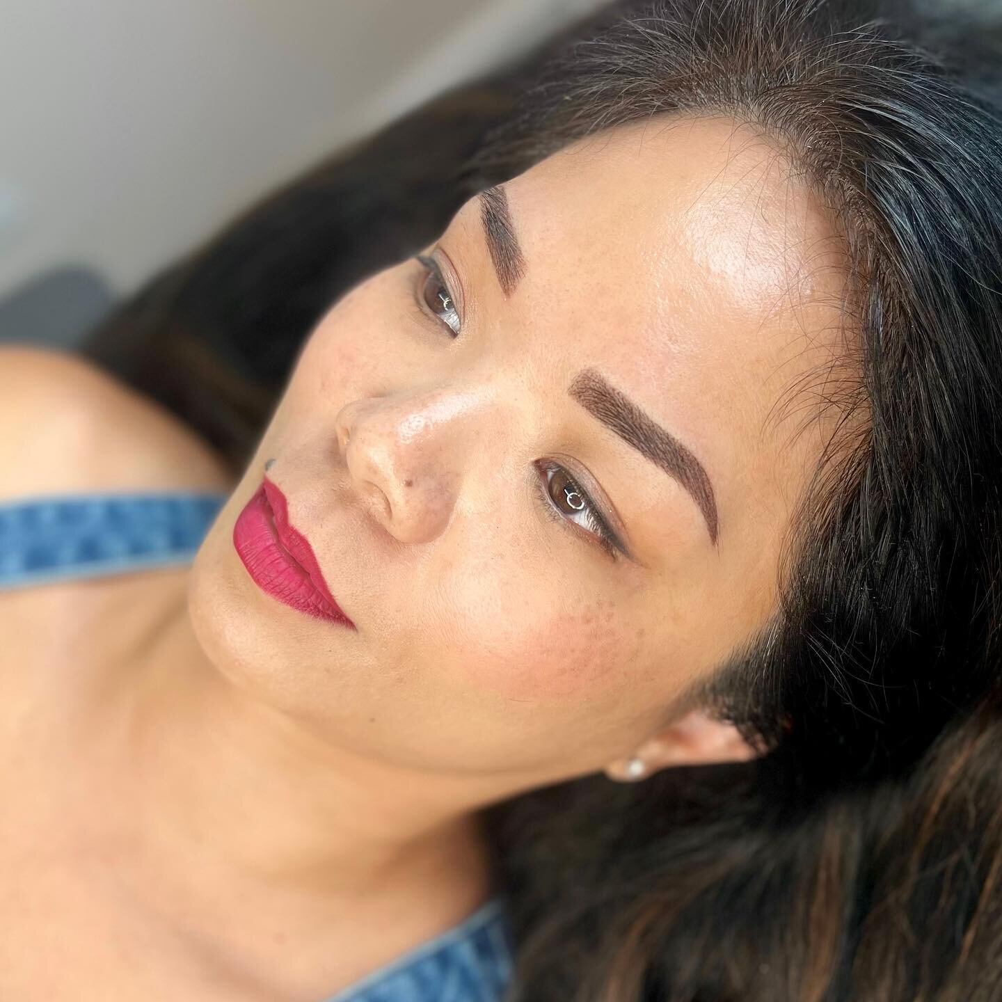 ★ 𝘈𝘳𝘵𝘪𝘴𝘵 𝘛𝘪𝘱 ★

It&rsquo;s especially important to spend time grooming the brows before you start mapping. That means tweezing every little stray hair to keep the outline nice and crisp. The cleaner the outline, the better the outcome will b