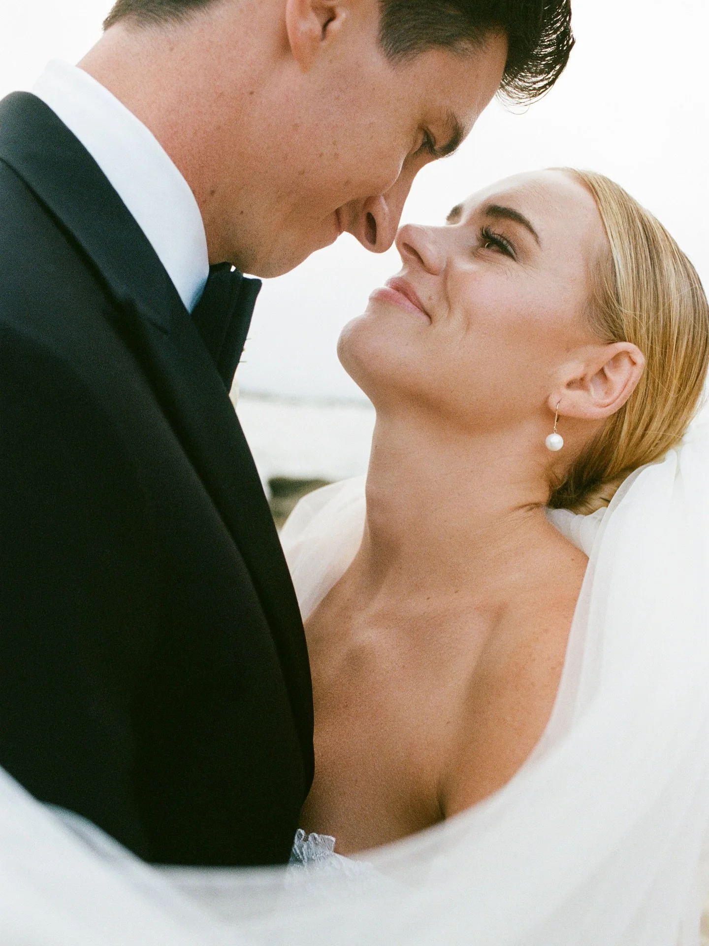 This is what &ldquo;still looking like yourself&rdquo; looks like. ✨
Timeless, understated, and quietly confident&mdash;designed to complement her, not overpower her.

A gentle reminder to future brides:
your wedding beauty should never feel like a m