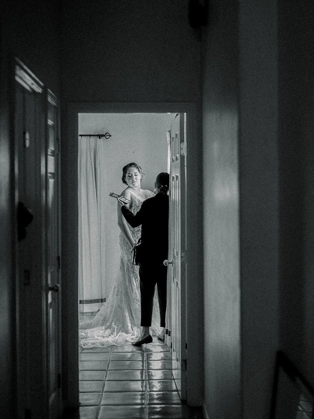 From morning prep, to bridal + family portraits, to those deep breaths right before walking down the aisle&hellip; I&rsquo;m right there with you. 🤍

Fluffing the veil.
Blotting the shine.
Holding your bouquet when your hands get tired.

This is wha