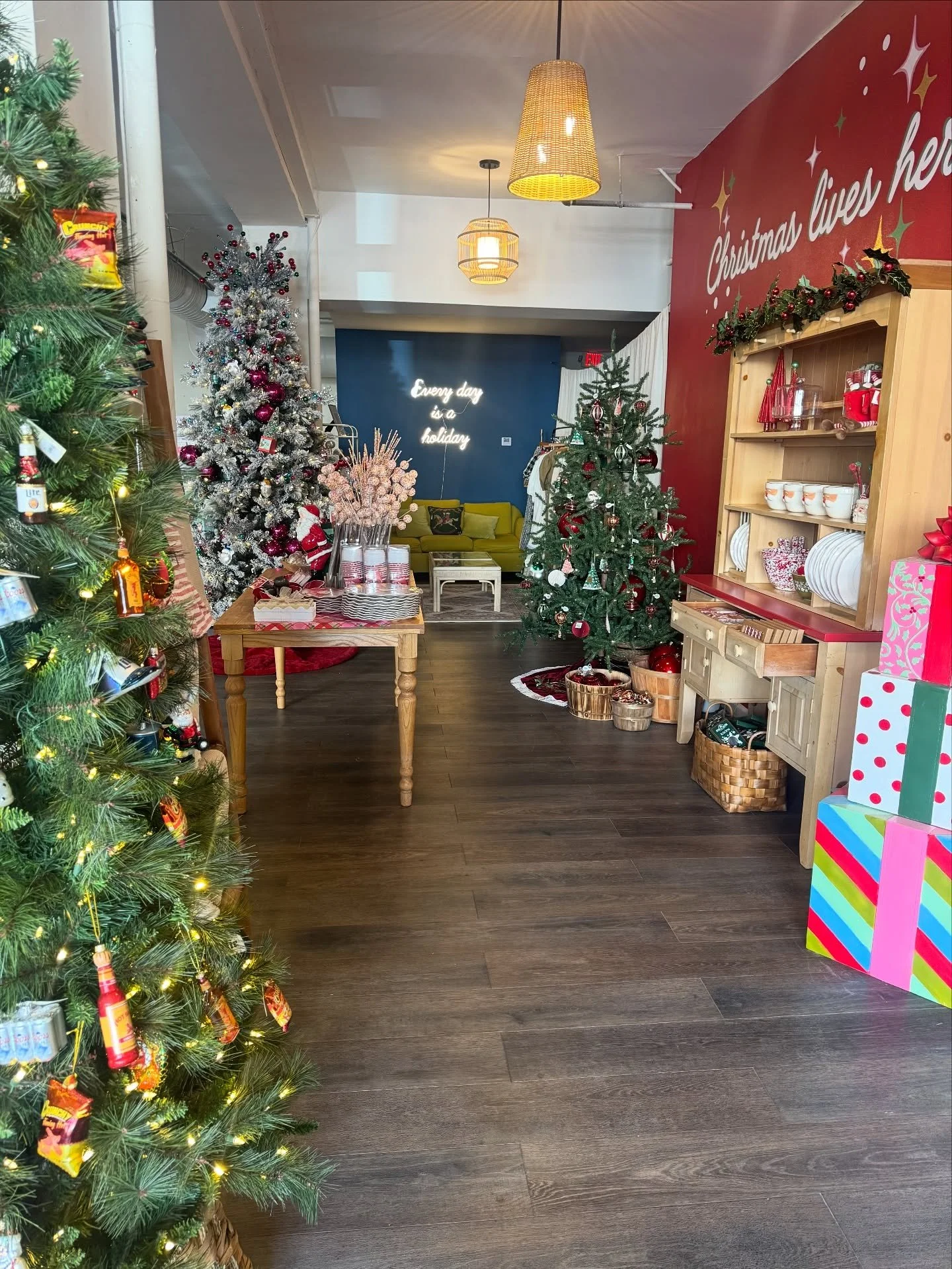 Views from work. 🤩🎄

#holiday #seasonal #christmas #giftshop #christmastreefarm #cozycorner #christmasliveshere #shopssmall #shoplocal #rgv #btx