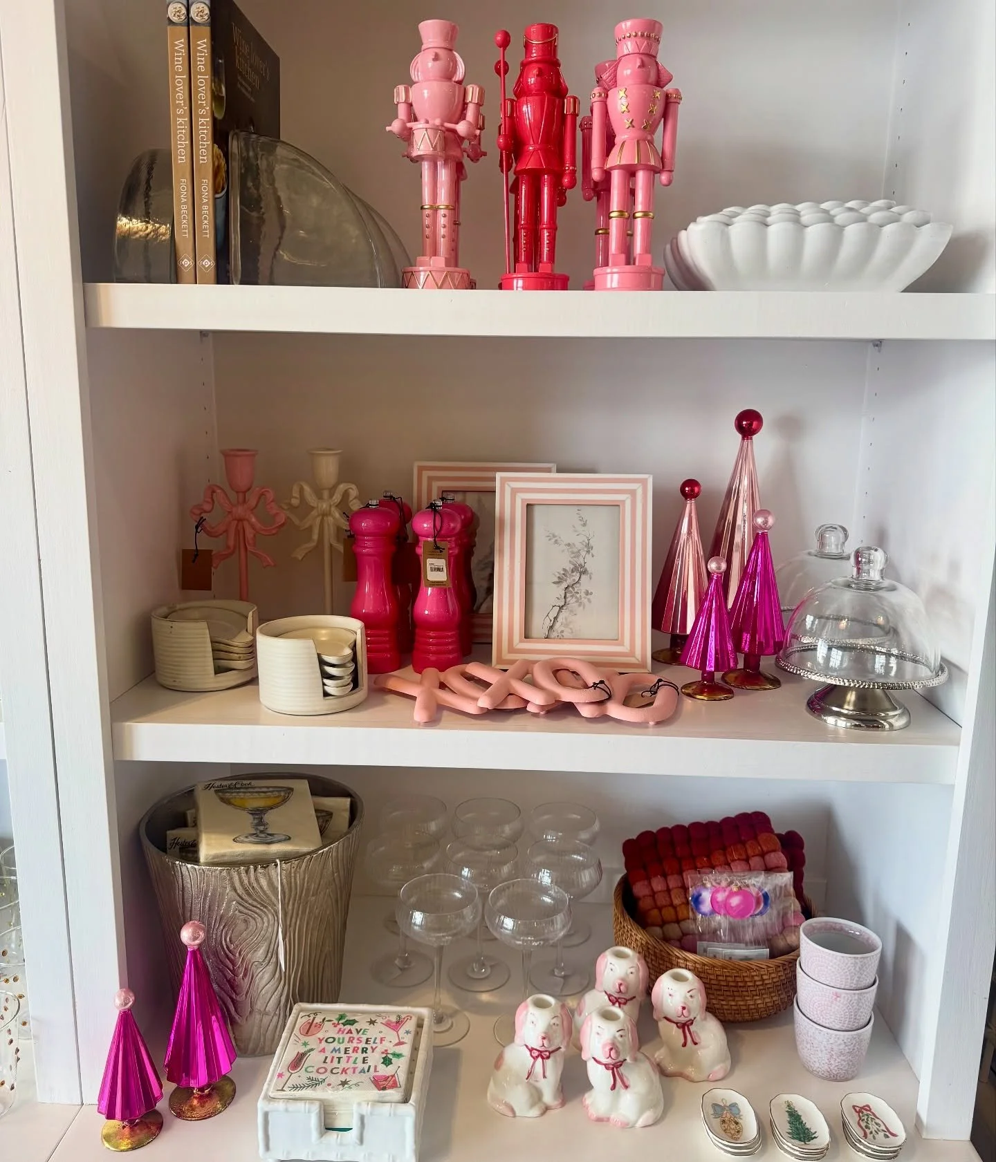 Santa called&hellip; he&rsquo;s blushing over this color palette. 🎅🏻☎️💕

#pinkchristmas #subtlechristmas #holidaystyle #christmasdecor #pinkholiday #cozychristmas #christmasvibes #neutralchristmas #holidayinspo #christmasaesthetic #shopsmall #shop