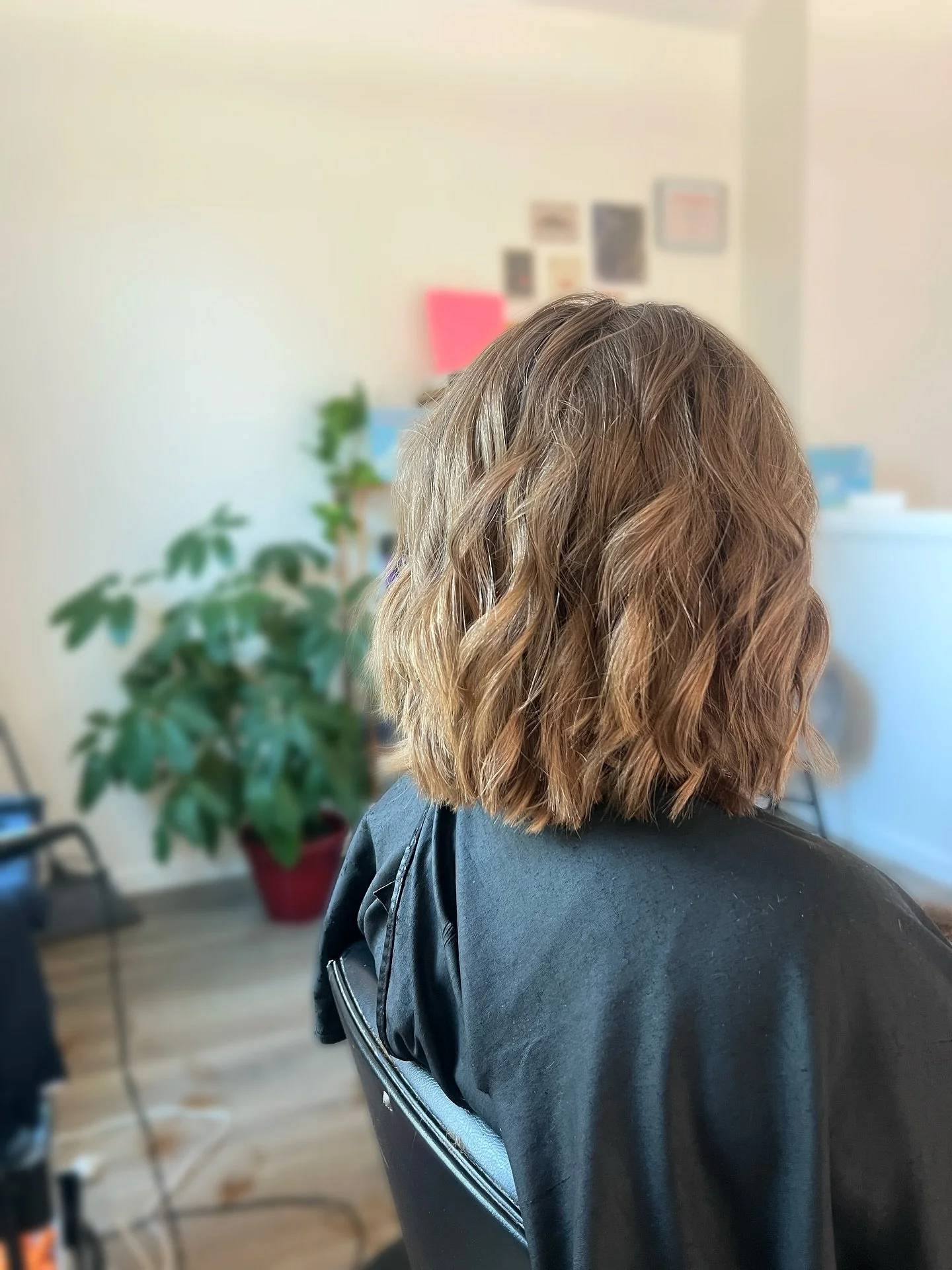 textured bob on fine thick hair.
we used a combination of a razor and scissors for weight removal and layers π€
.
.
#denverhairstylist #haircut #westminsterhairstylist #shorthaircut #razorcut #featherrazor