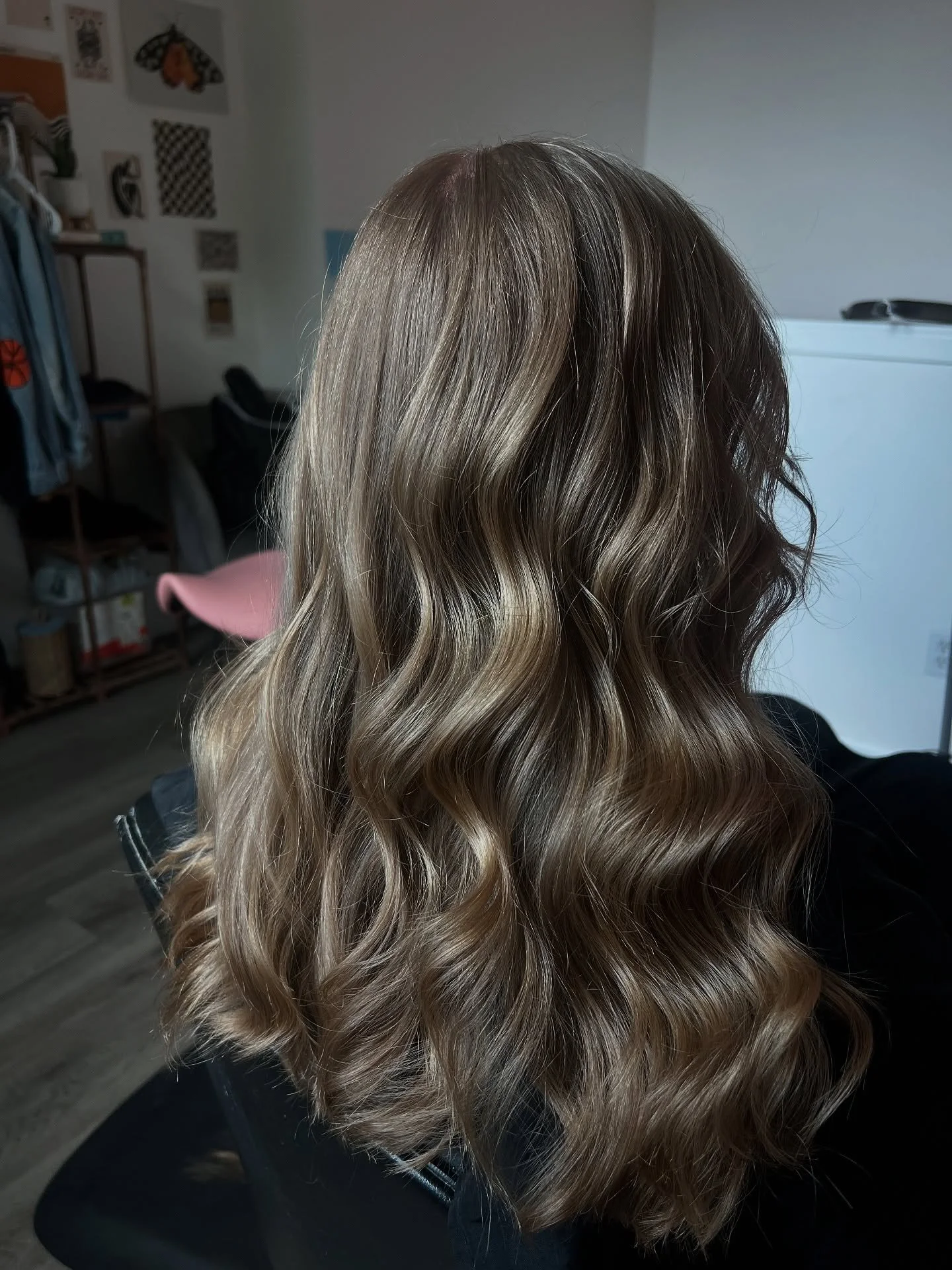 can you guys believe this is her natural hair colorπ»π» it has the prettiest natural highlights, we just did a haircut today π
.
.
#denverhairstylist #denverhair #westminsterhairstylist #haircut #redken #matrix #virginhair