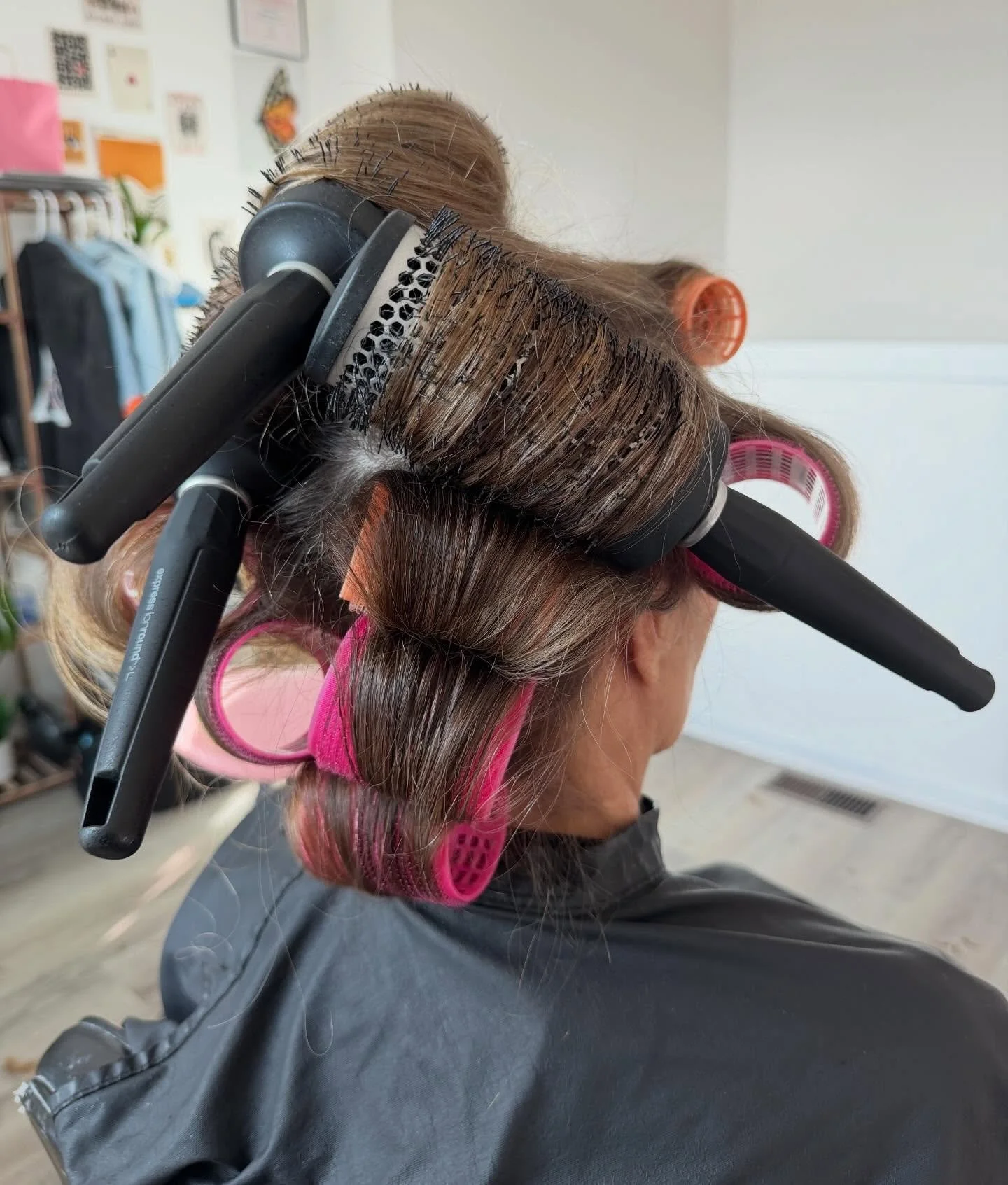 Swipe too see the after! &mdash;> 🩷
Grey blending &amp; a haircut.
.
Root: @redkenpro gel oils 6abn 8na
Tone: 9v 9p 9t
.
.
#denverhair #westminsterhairstylist #coloradosalons #greyblendinghighlights #blowoutstyles✂️