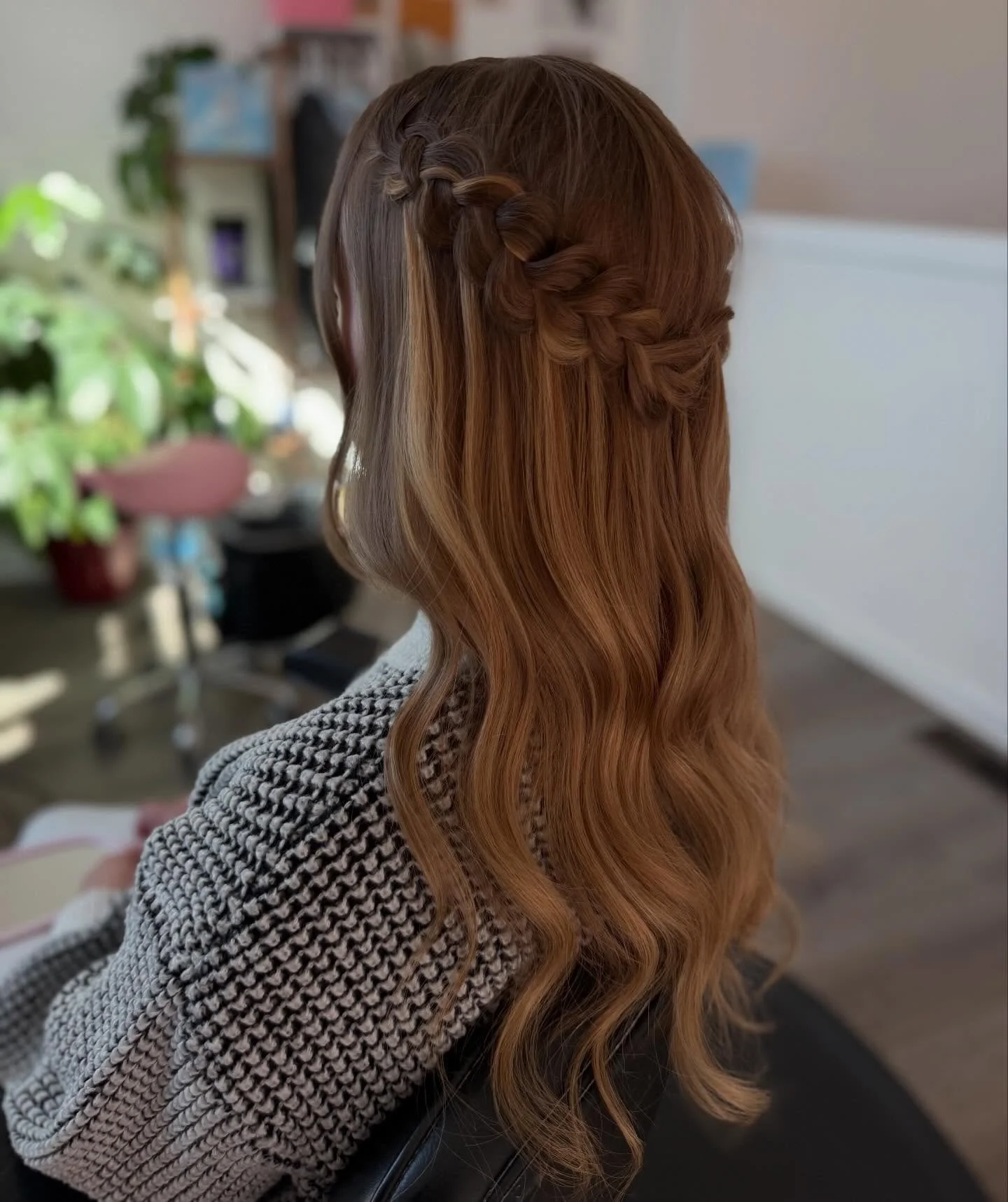 One of my signature styles 🤍 it&rsquo;s always the biggest compliment when someone&rsquo;s inspo pic is your own work😭✨
.
.
I love using @sexyhair powder play lite to fluff out the braids!! We also added 3 extension wefts to add dimension, volume &