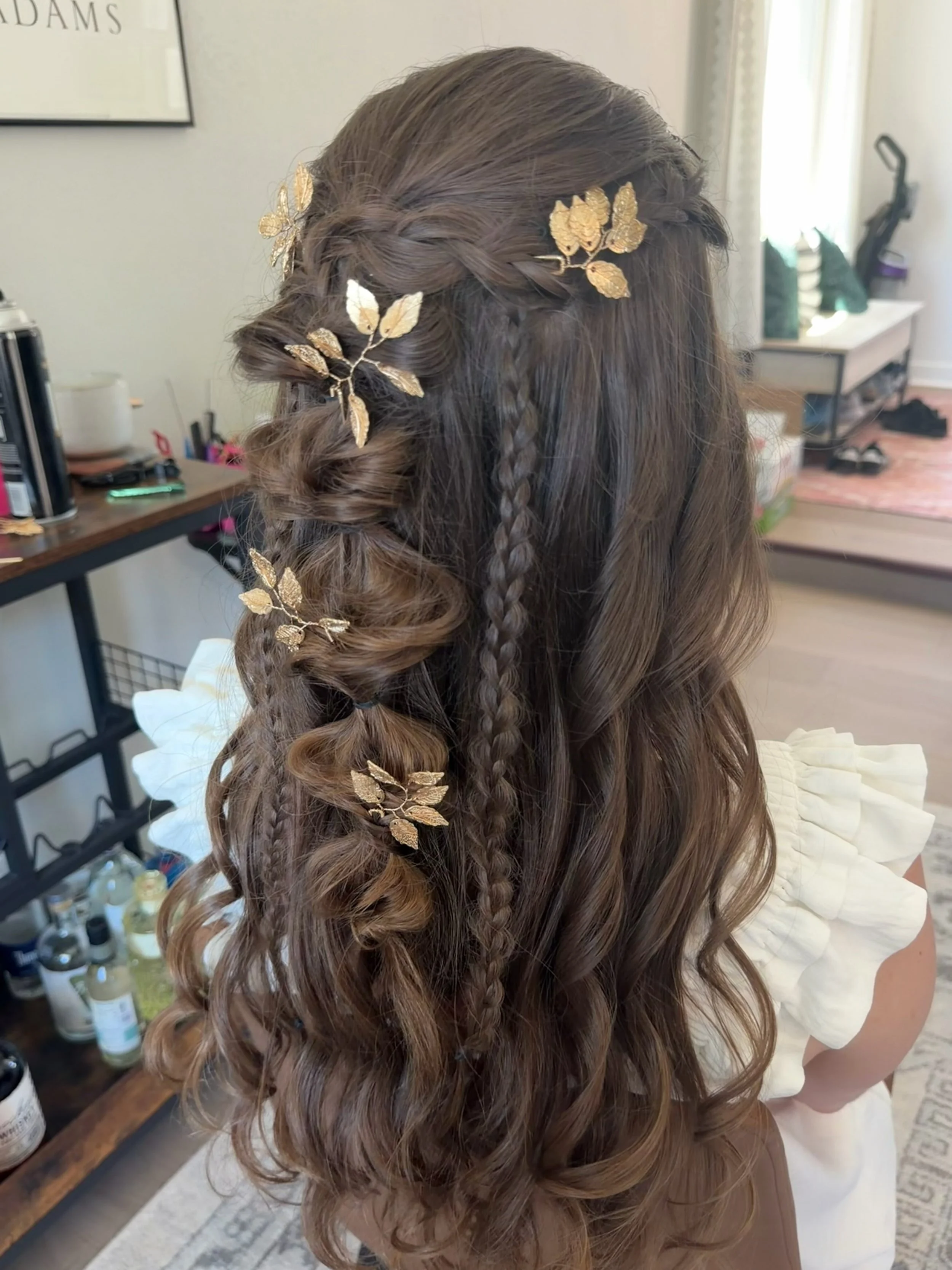 Why trials are so important!!! Swipe to see her trial back in May. After wearing it all back and braided for the day she decided she wanted something down, flowy, &ldquo;more Targaryen&rdquo;🐉

I&rsquo;d say we accomplished all of that🤍✨
.
. 
#denv