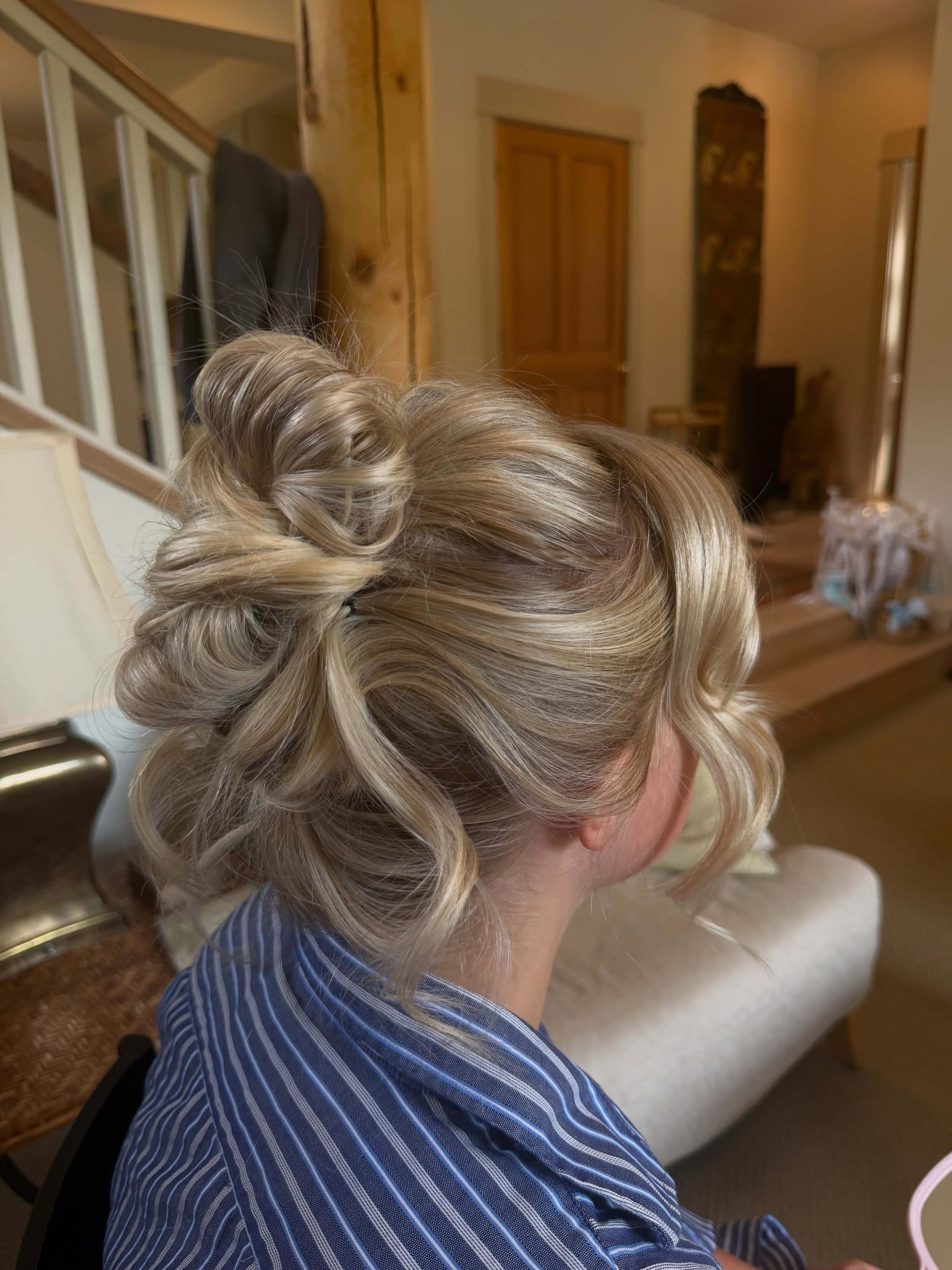 can you believe we were able to get this full tousled up do without using any extensions!!!! 
&mdash; for my fine hair / short to medium length girlies, don&rsquo;t shy away from the updos!! 
It&rsquo;s possible, I promise 😏🩷✨
.
.
#coloradobridalha
