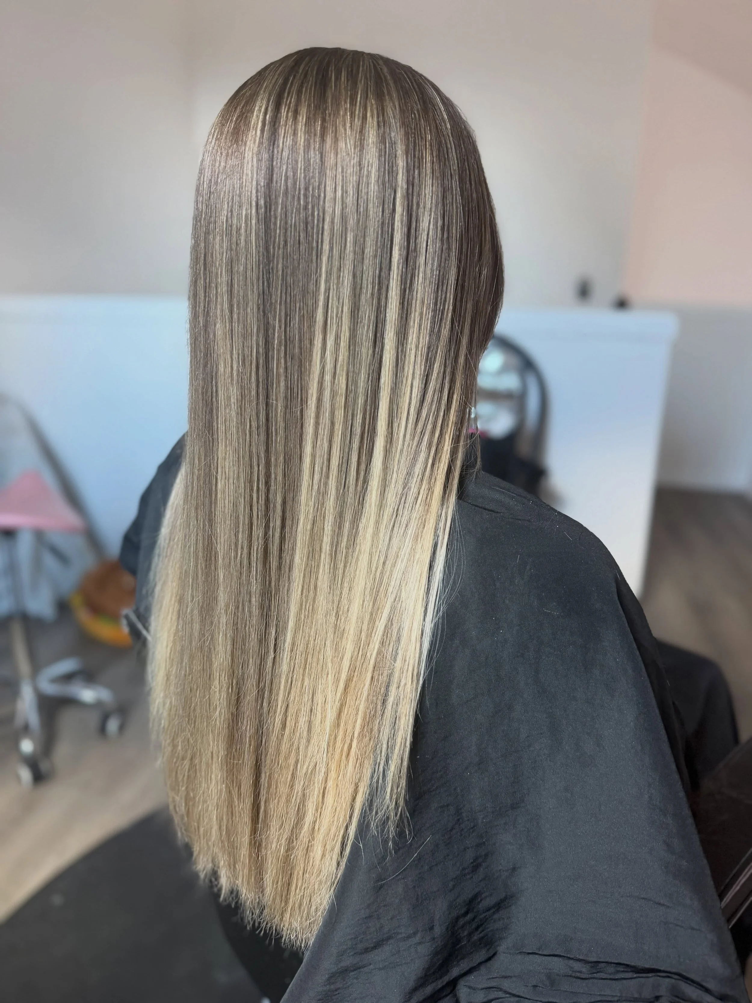 Sav&rsquo;s yearly visit 🥰 

lifted// @moroccanoilpro 
toned // @redkenpro 8v 9p
styled // @colorwowhair @amikapro