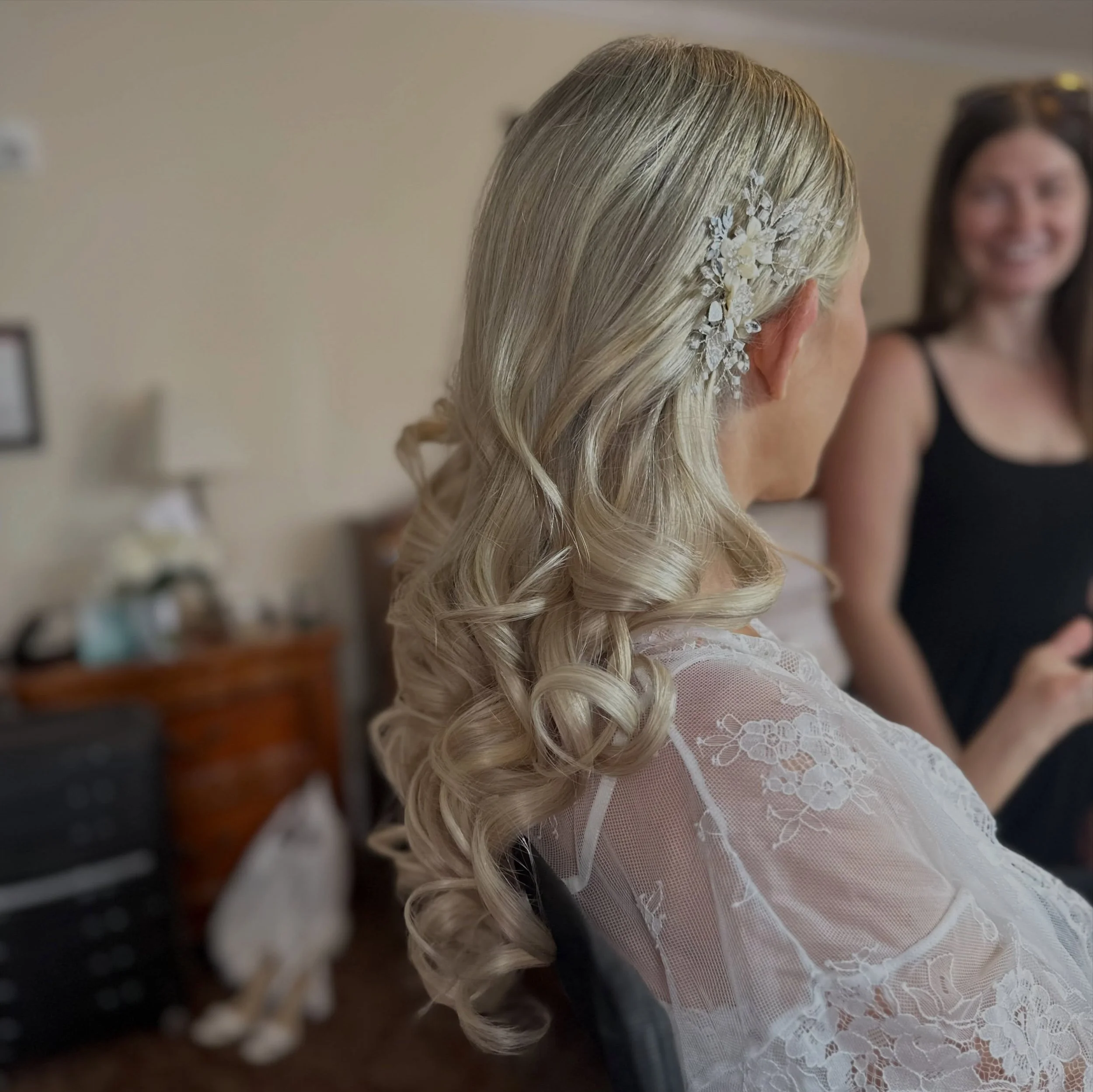classic &amp; timeless @ the Stanley Hotel🤍✨
.
we added a pack of extensions for added fullness and length. Turned out STUNNING! 
#estesparkbridalstylist #coloradoweddingvendor #denverbridalhair #bridalhairstyling #denverbrides