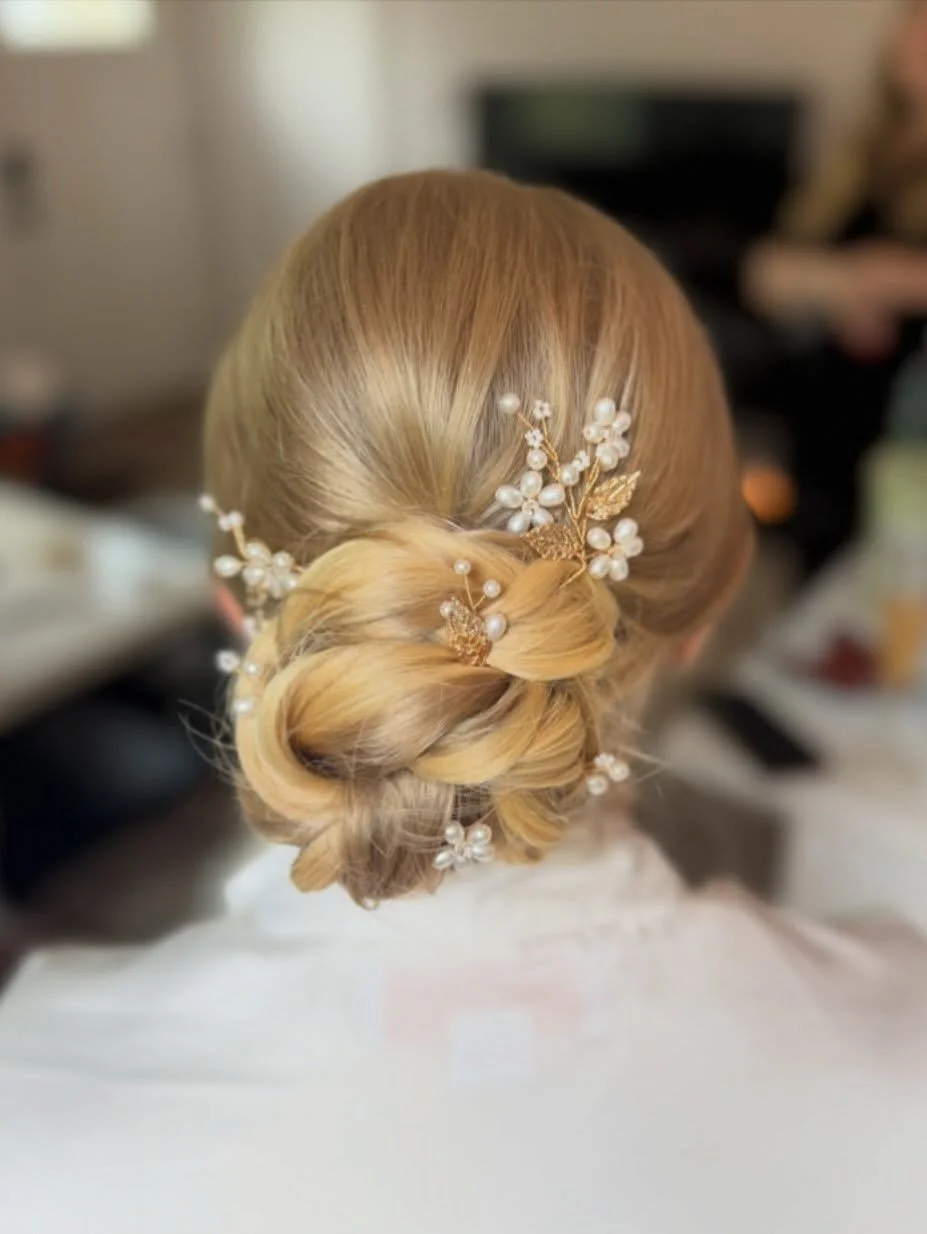 Happy &ldquo;I Do&rdquo; Saturday. 🤍✨
.
.
#coloradobridalhair #coloradoweddingvendor #denverhairstylist #longmontbridalstylist #bridalbun