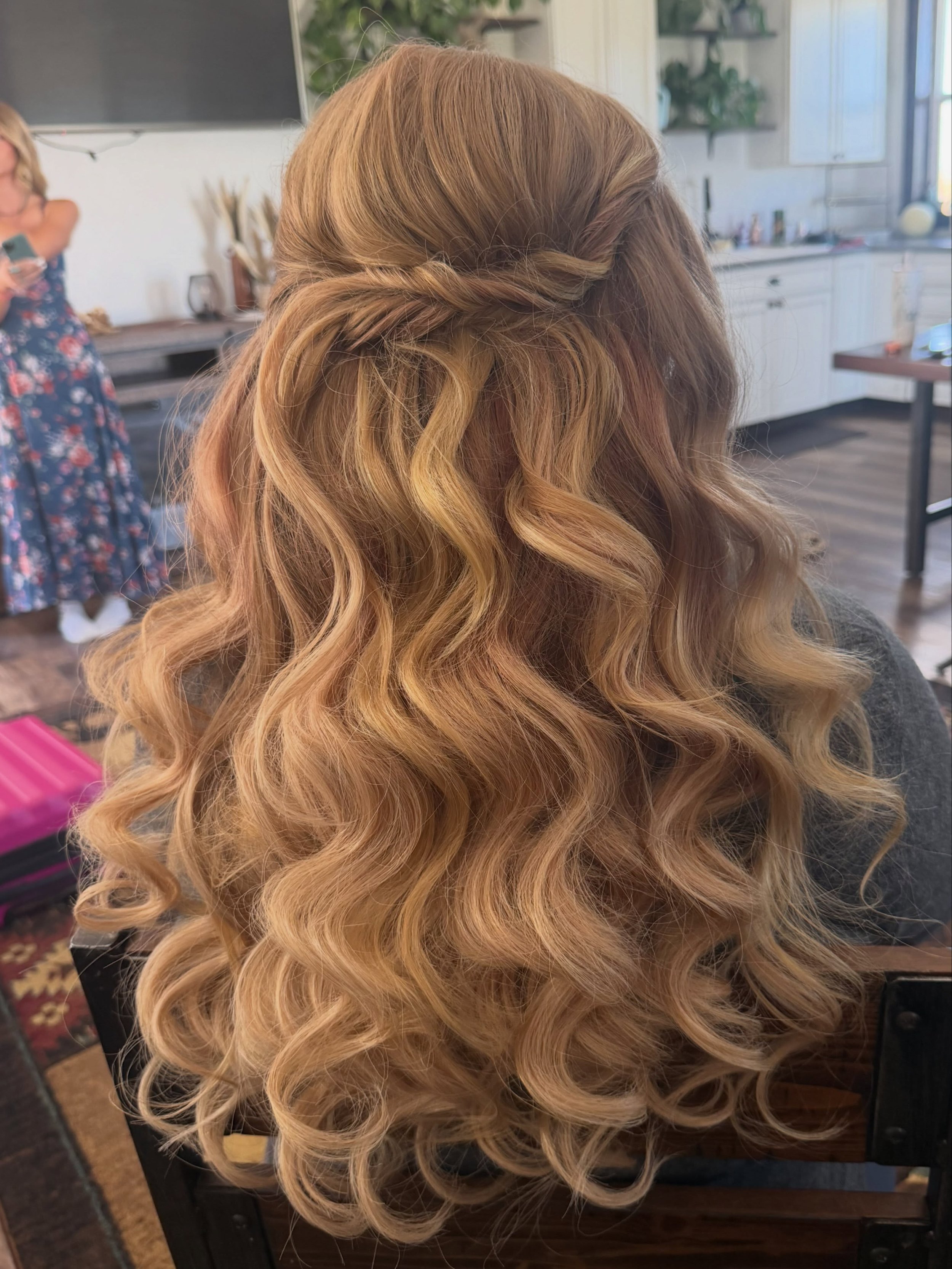 Baby blondie🤍✨
.
.
#denverhairstylist #coloradoweddingvendor #denverbridalhairstylist #bridalhairstyling #glamwaveshair