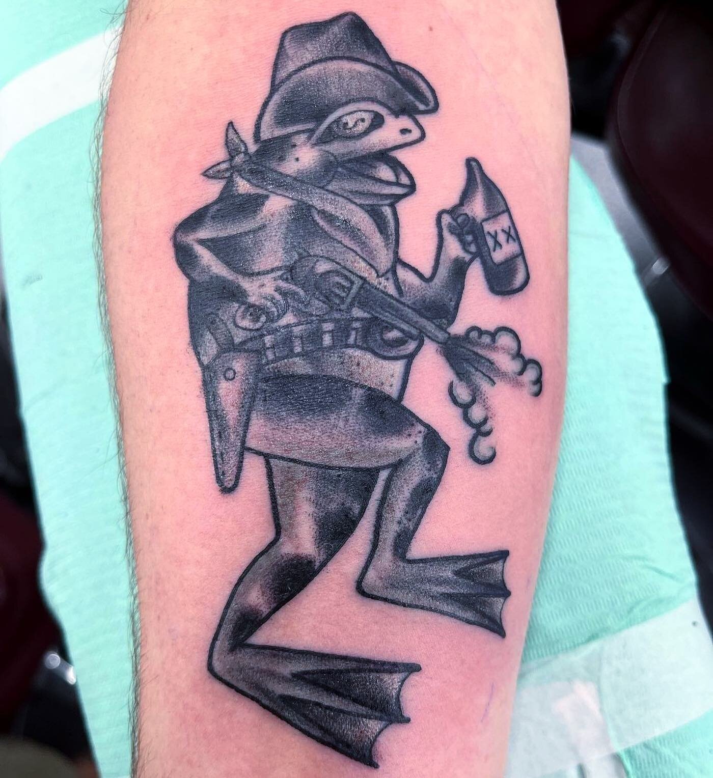 Pew pew 🐸 by @jayson893 give him a follow! #traditionaltattoo #traditional #bold #boldwillhold #brightandbold #tattoo #tradtattoo #truetraditionaltattoos #beachandink #oldschooltattoos #handpainted #realtraditional #spitshade #watercolor #champabay 