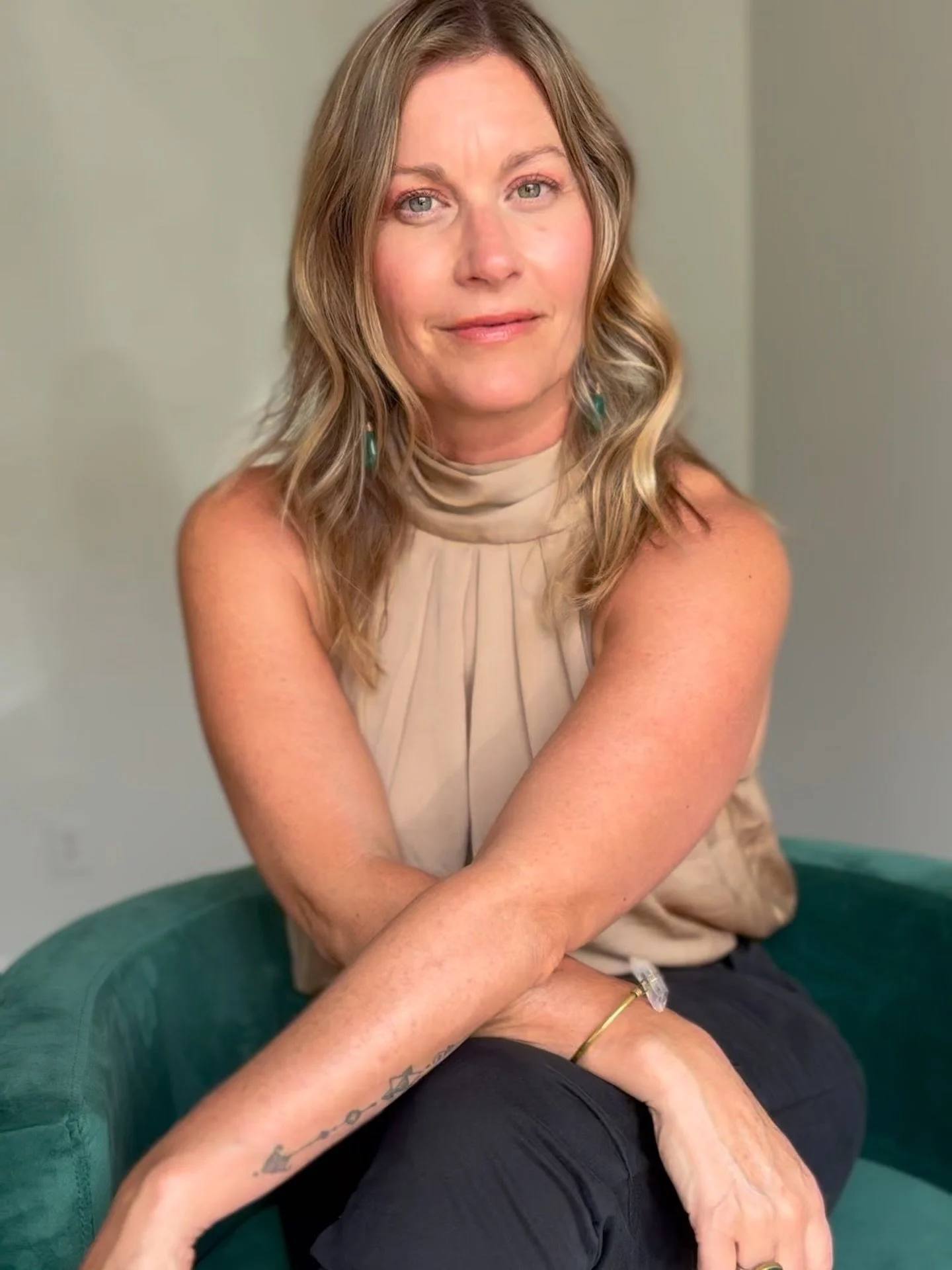 Hi, I&rsquo;m Tara

Let me introduce myself to all the new faces&hellip; 

I&rsquo;m a professional astrologer, intuitive, author, and teacher with 15+ years guiding others on their path of healing and self-discovery. I believe every challenge in you