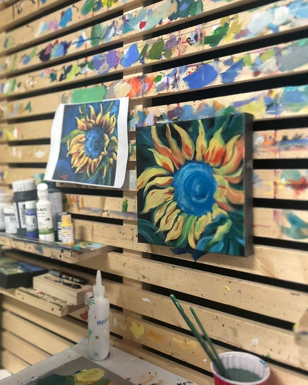 🌻 Paint vibrant yellow sunflowers with us! 

Join my 2-Day Sunflower Workshop, May 31-June 1 in Medicine Hat. Open to all artists! 

🎨 Register now at hatartclub.com/classes. 

First-time students who join the Hat Art receive a discount. (See websi
