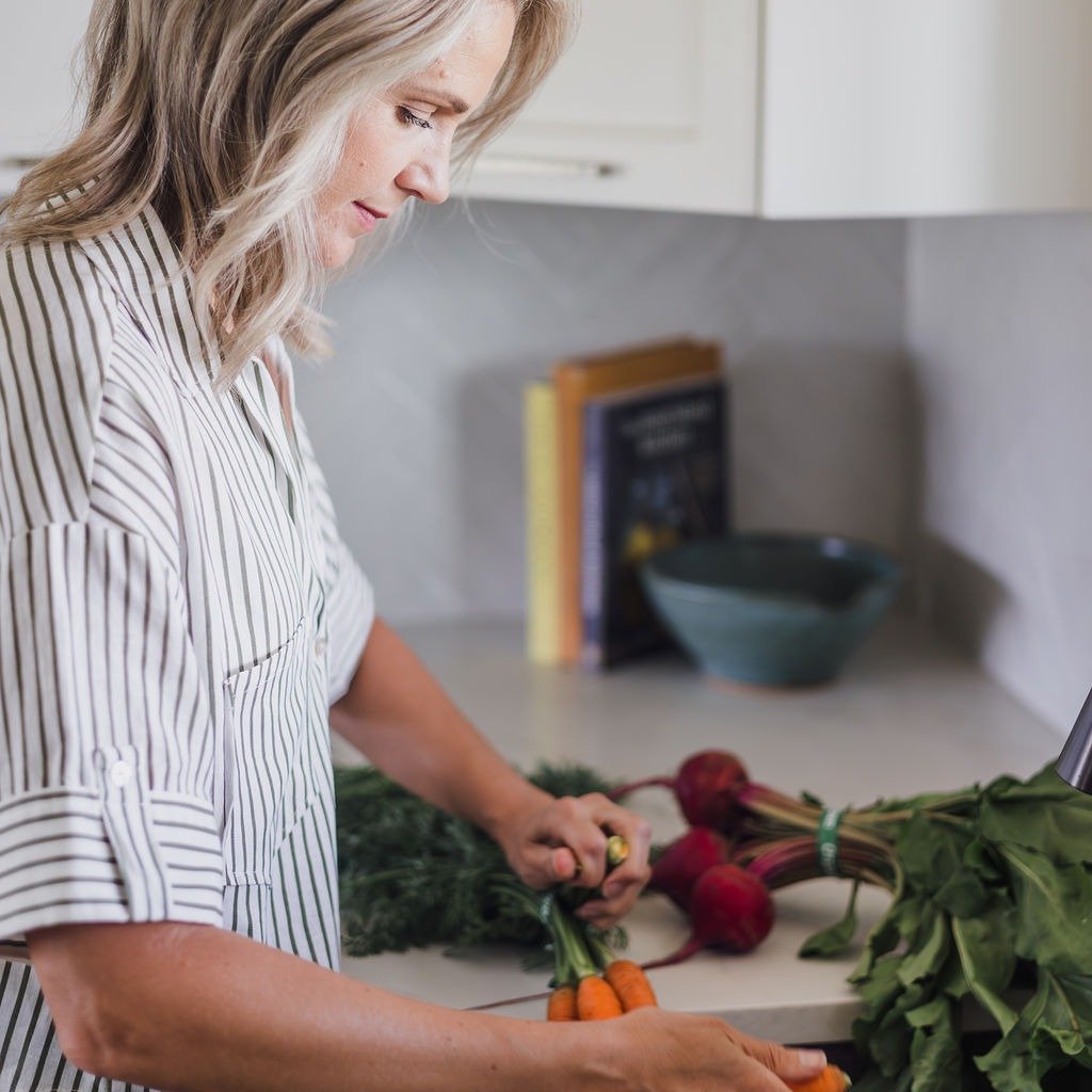 I started my business because I never wanted another woman to feel like her body was giving up or broken.

Years ago, I was that woman.

I was running on empty and dealing with IBS, fatigue, migraines, painful periods, and cystic acne. 

I kept pushi